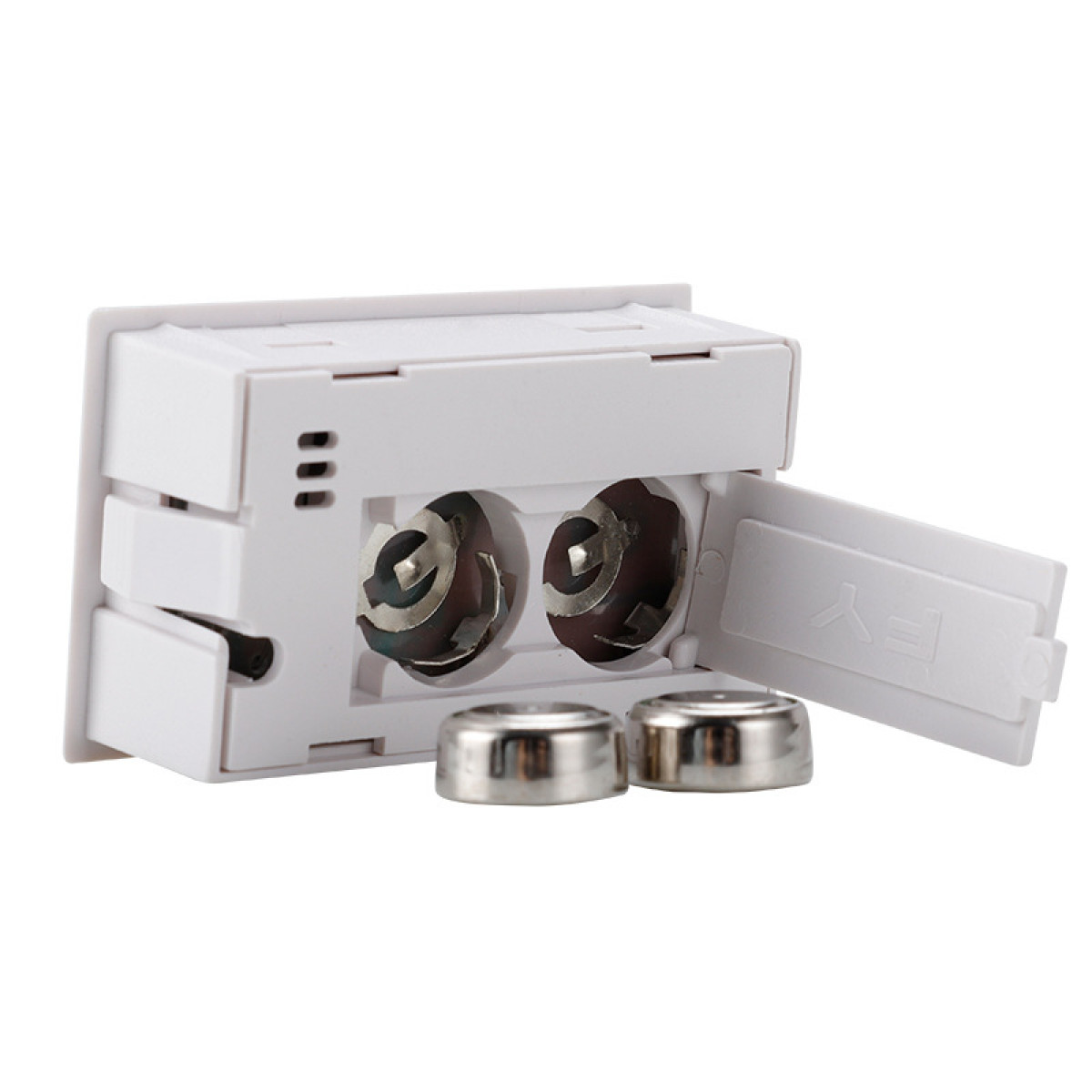 Białe urządzenie z dwoma otwartymi gniazdami baterii. Dwie baterie leżą obok.