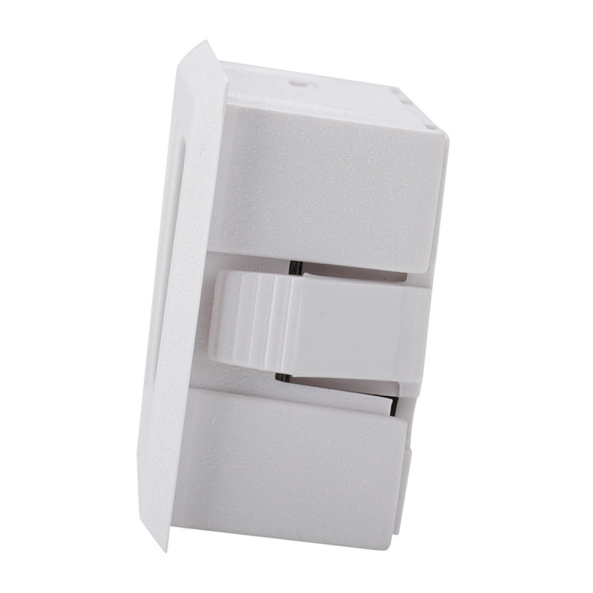 Biała skrzynka gniazdka elektrycznego. Posiada przesuwaną część. Widok z góry na białym tle.
