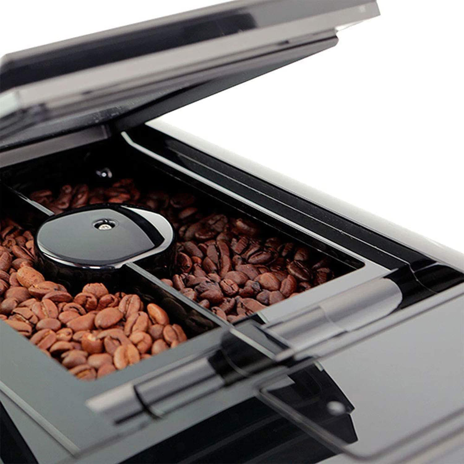 Nahaufnahme eines Kaffeemaschinen-Bohnenbehälters mit Kaffeebohnen.