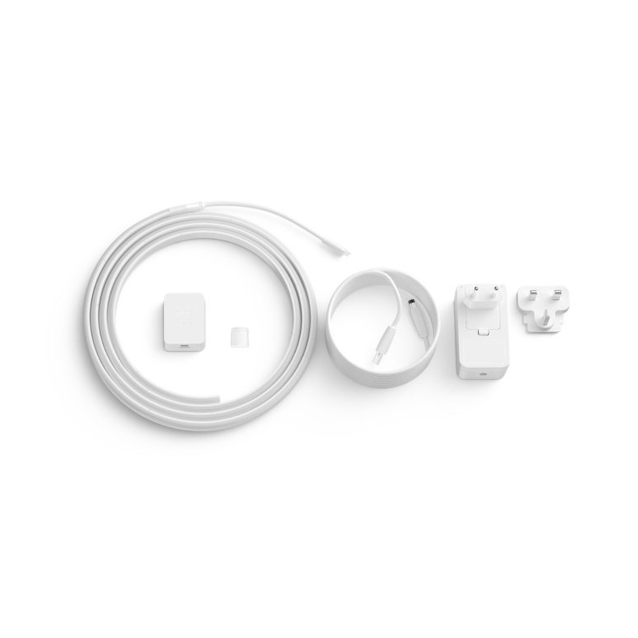 Ein weißes LED-Lichtband-Set mit Steuerbox und Netzteil.