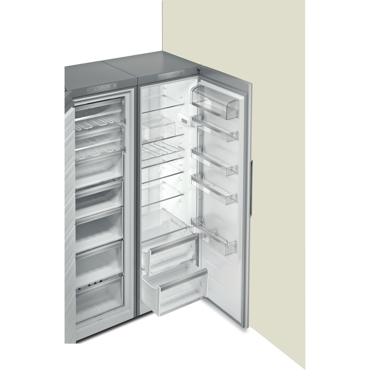 Lodówka side-by-side z otwartymi drzwiami, widoczne półki i szuflady.