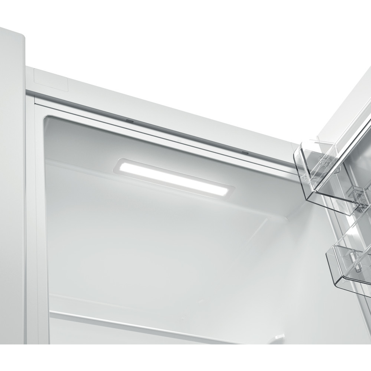 Wnętrze białej lodówki, pokazujące oświetlenie wewnętrzne i półki.