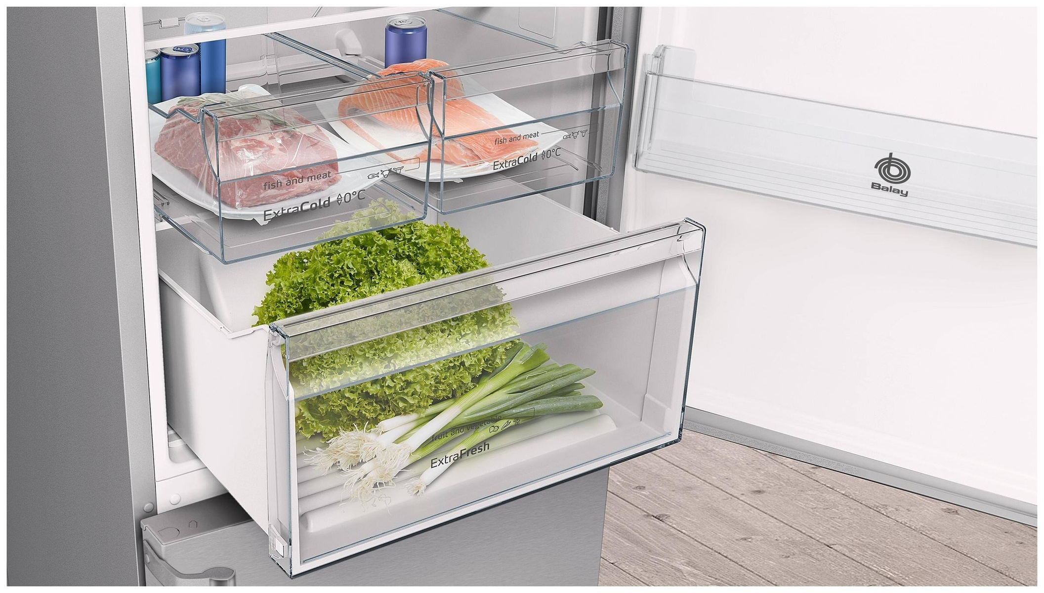 Un refrigerador abierto con productos frescos y alimentos envasados en los cajones.