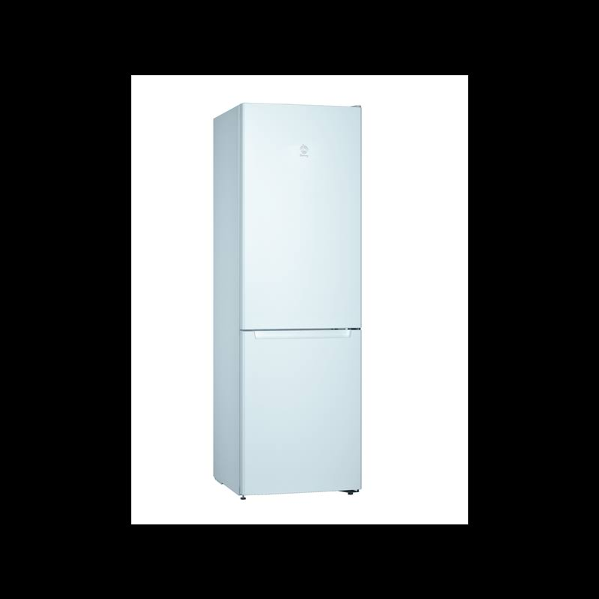 Un refrigerador blanco con diseño de dos puertas, sobre un fondo negro.