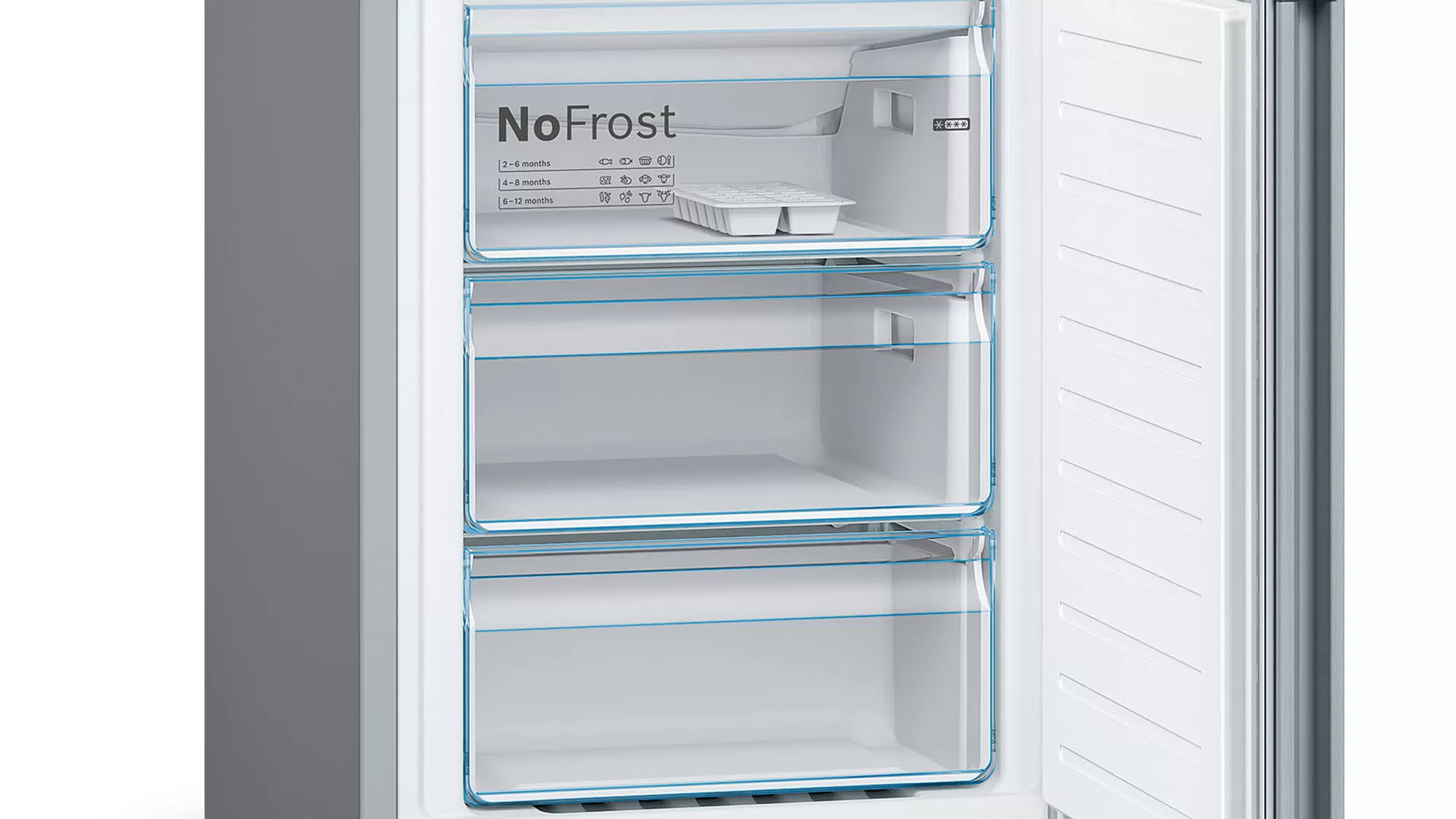 Otwarta zamrażarka lodówki z trzema przezroczystymi szufladami. Białe wnętrze z pojemnikiem na kostki lodu.