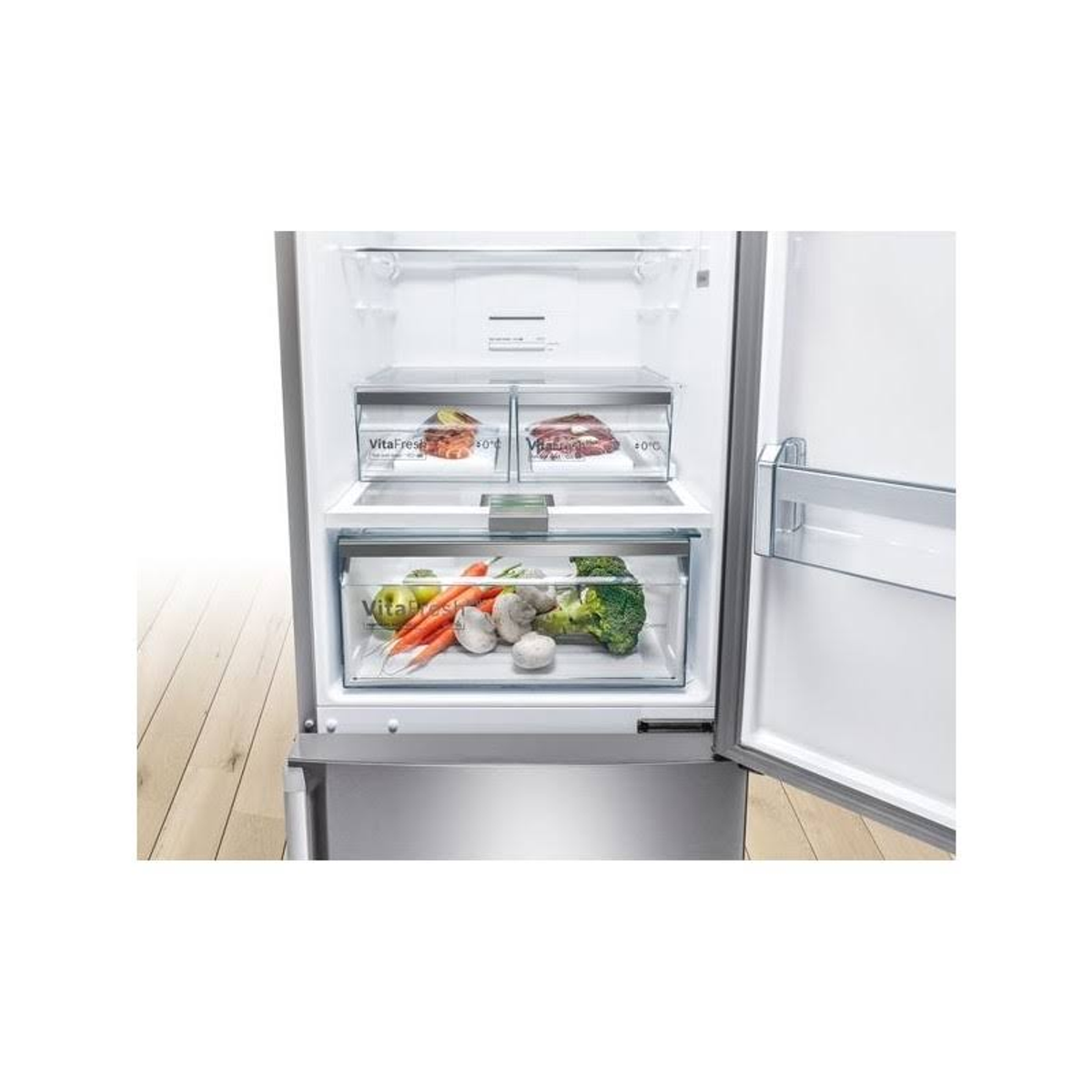 Wnętrze lodówki z szufladami. Warzywa, owoce w środku. Białe tło.