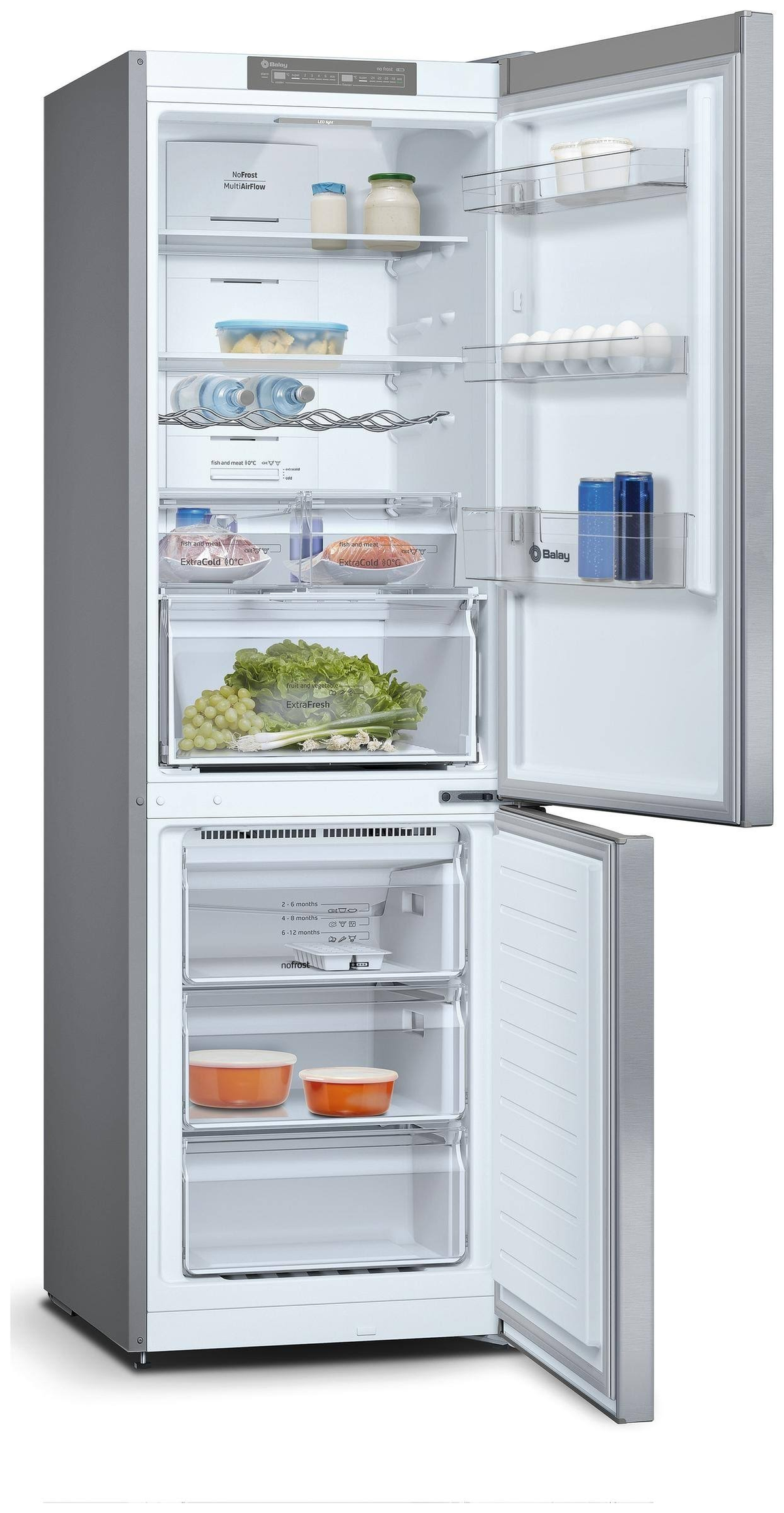Un refrigerador con la puerta abierta, revelando estantes con alimentos y un compartimento congelador con cajones.