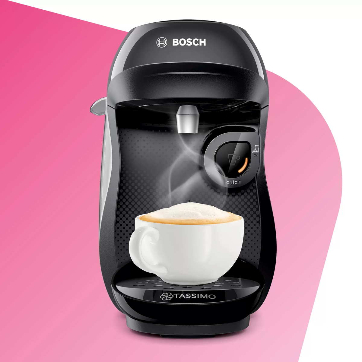 Una cafetera Tassimo en blanco y negro con una taza blanca con espuma. Fondo rosa.