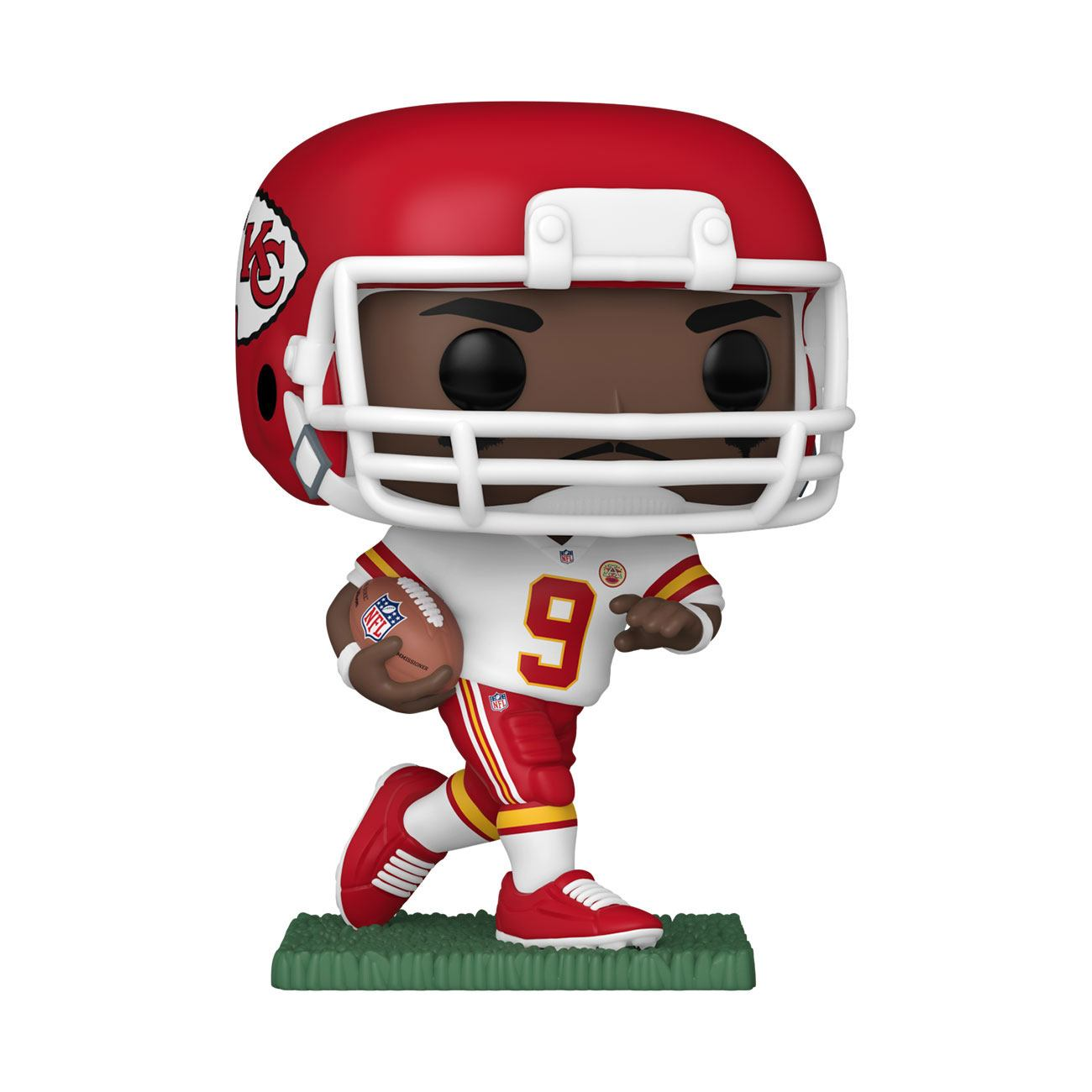 Funko Pop Figur eines Footballspielers in rotem und weißem Chiefs-Trikot, der einen Ball hält und auf grünem Rasen steht.