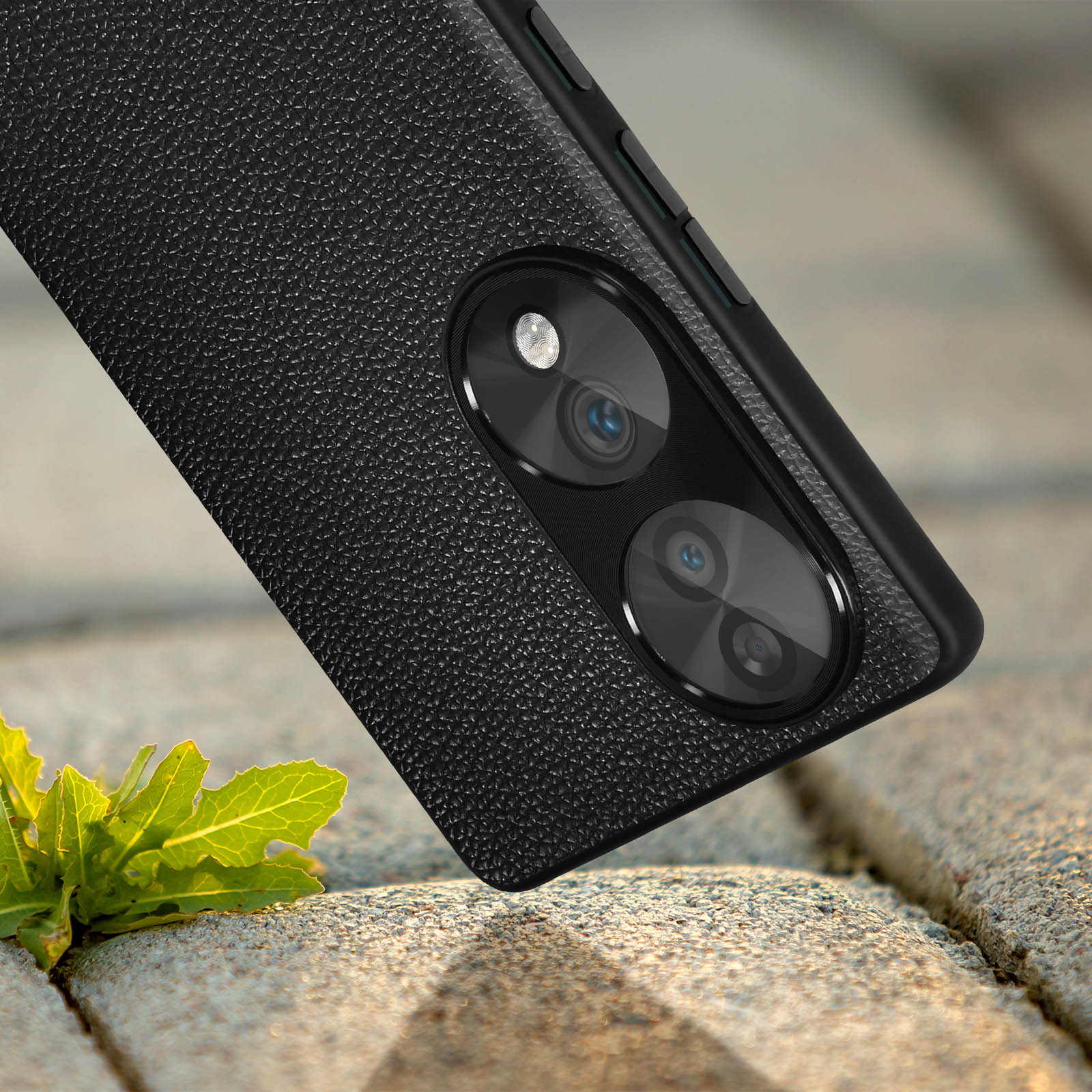Primo piano di una custodia per telefono nera con superficie strutturata e modulo fotocamera.