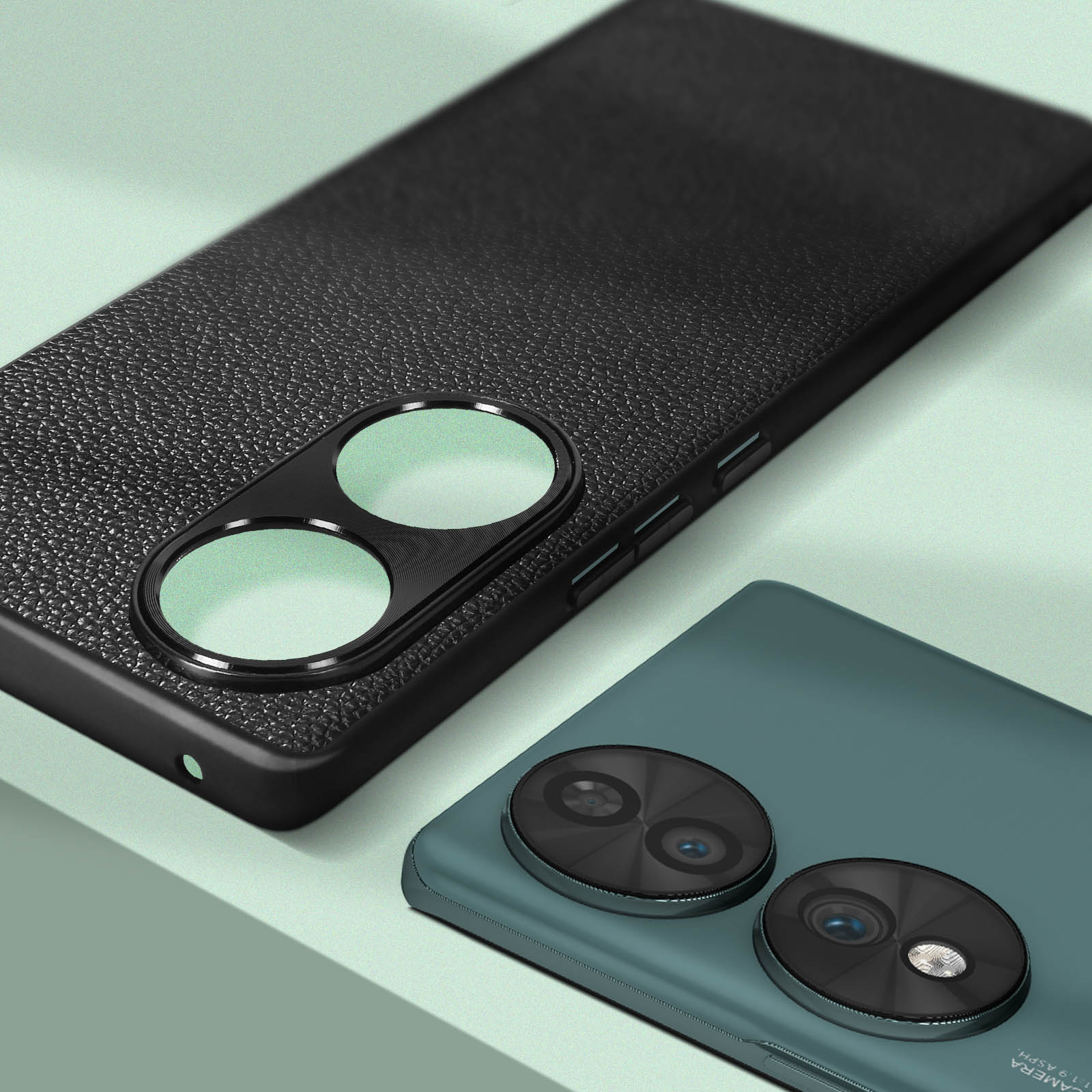 Una custodia per telefono nera con un ritaglio per la fotocamera, accanto a un telefono verde acqua con due fotocamere.