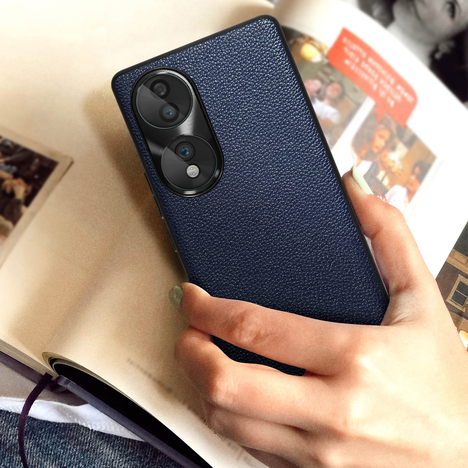 Custodia blu navy con doppia fotocamera e mano che la tiene.