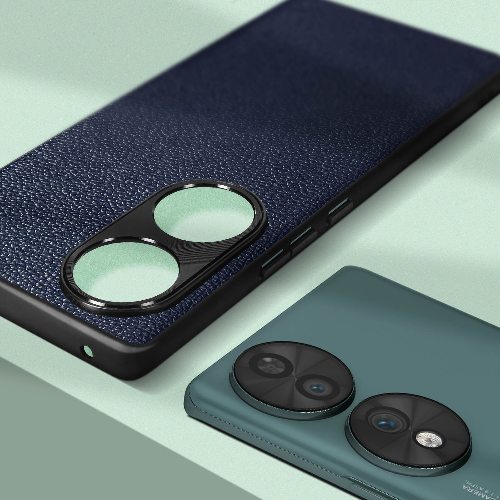 Primo piano di una custodia per telefono e un telefono. La custodia è blu e ha un anello nero per la fotocamera.