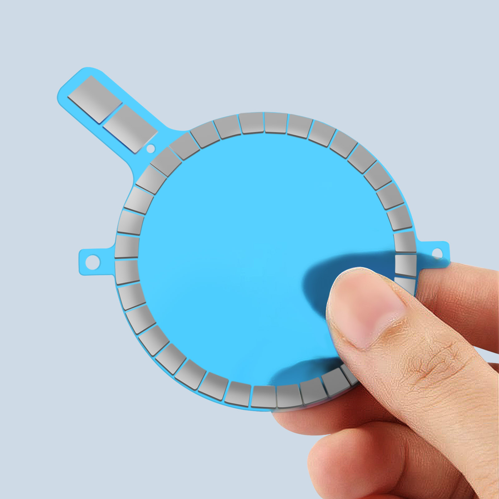 Blauer Magnetring mit metallischen Quadraten, gehalten von einer Hand.