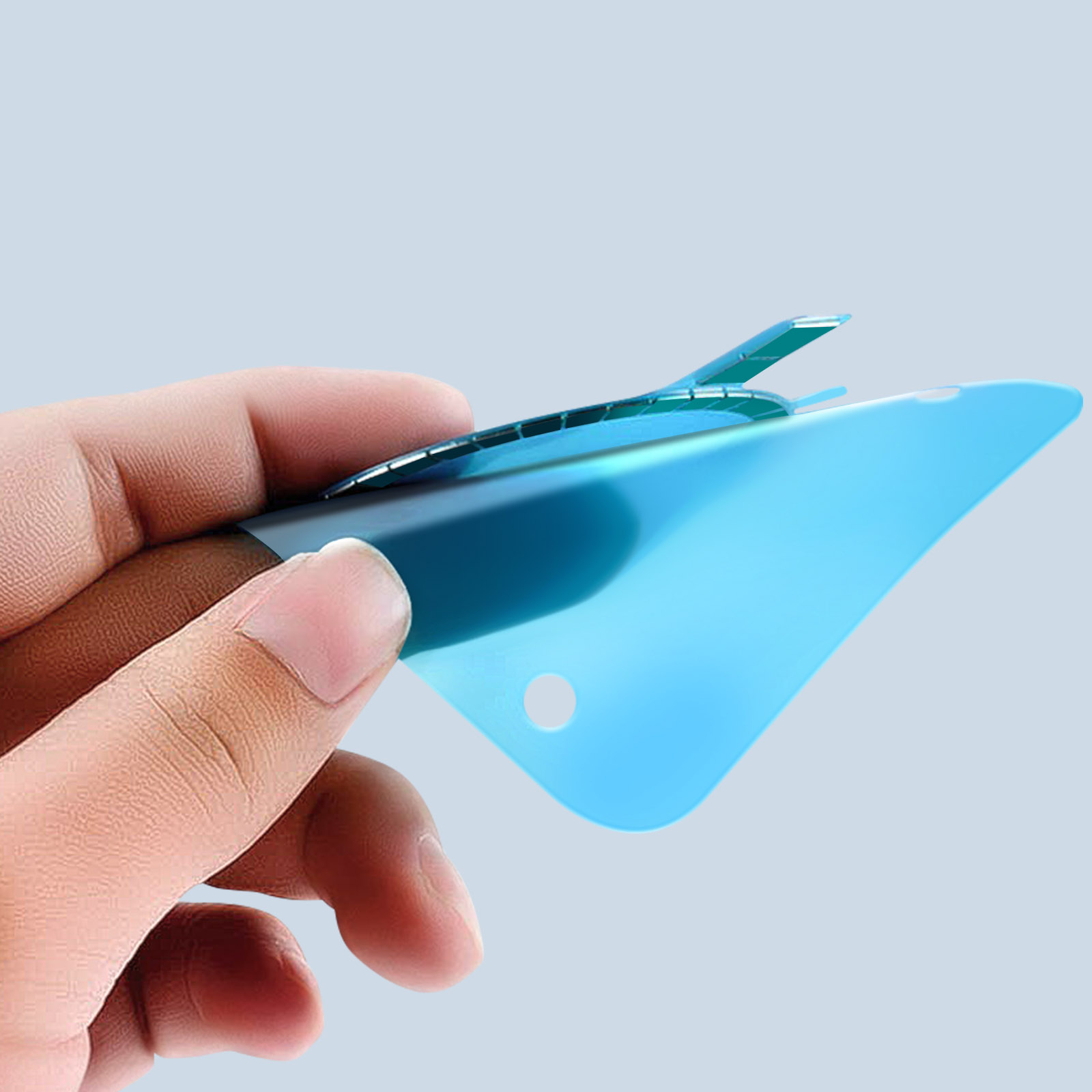 Eine Hand, die einen blauen Displayschutz hält. Der Schutz wird hochgehalten und ist einsatzbereit.