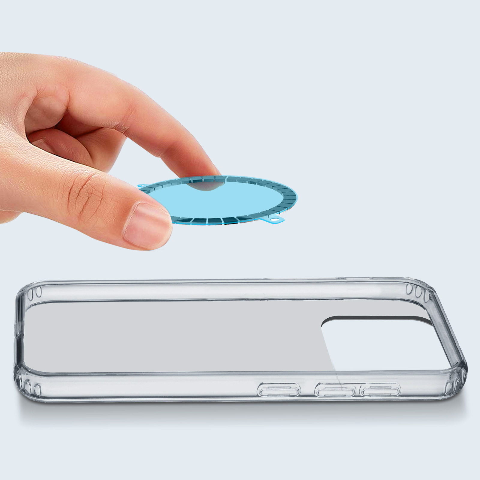 Eine transparente Handyhülle neben einer Hand, die ein blaues, kreisförmiges Objekt hält, das in die Hülle gelegt wird.