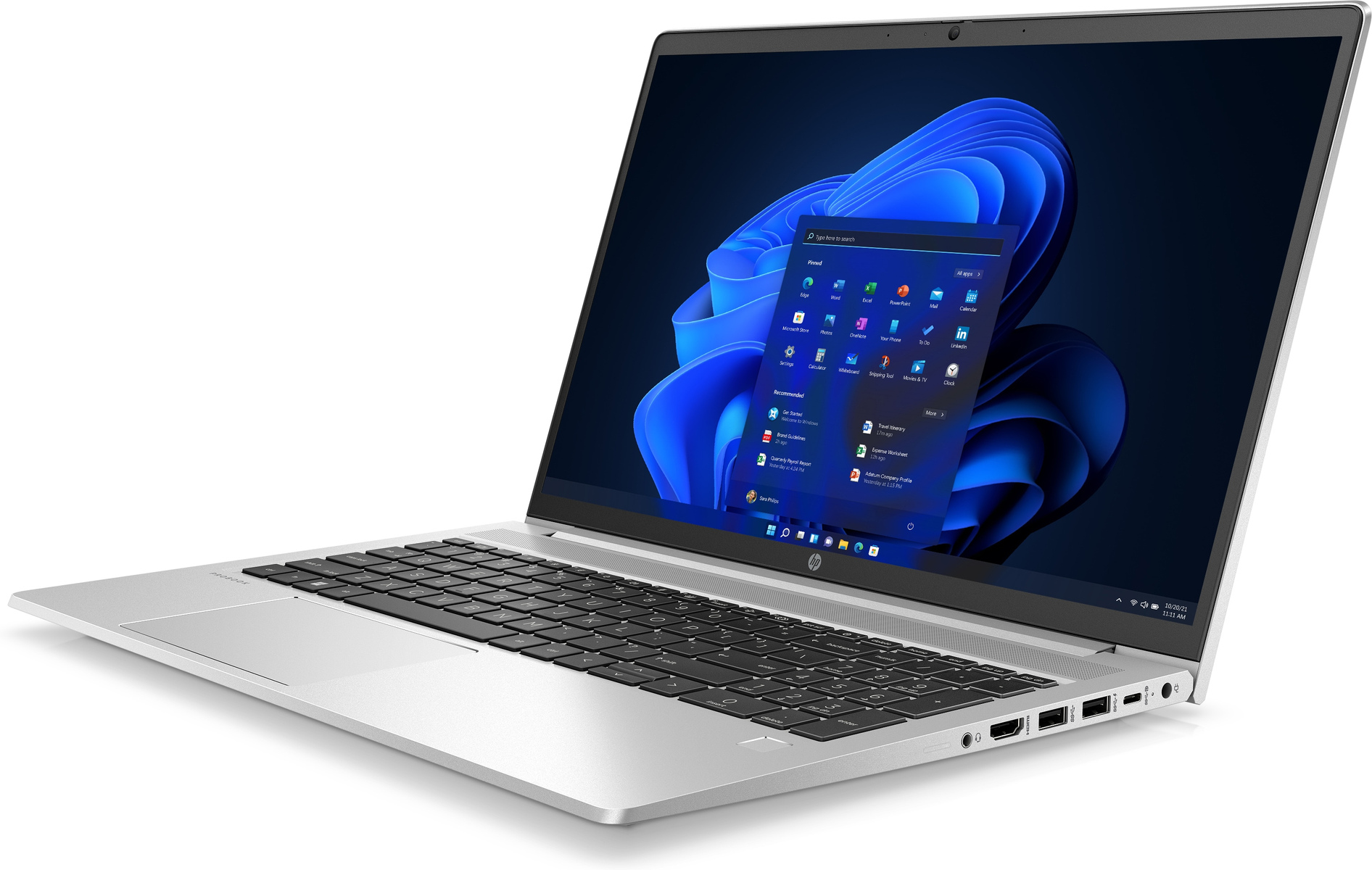 Un portátil plateado sobre una superficie blanca, que muestra una interfaz de Windows 11 con varios iconos de aplicaciones.