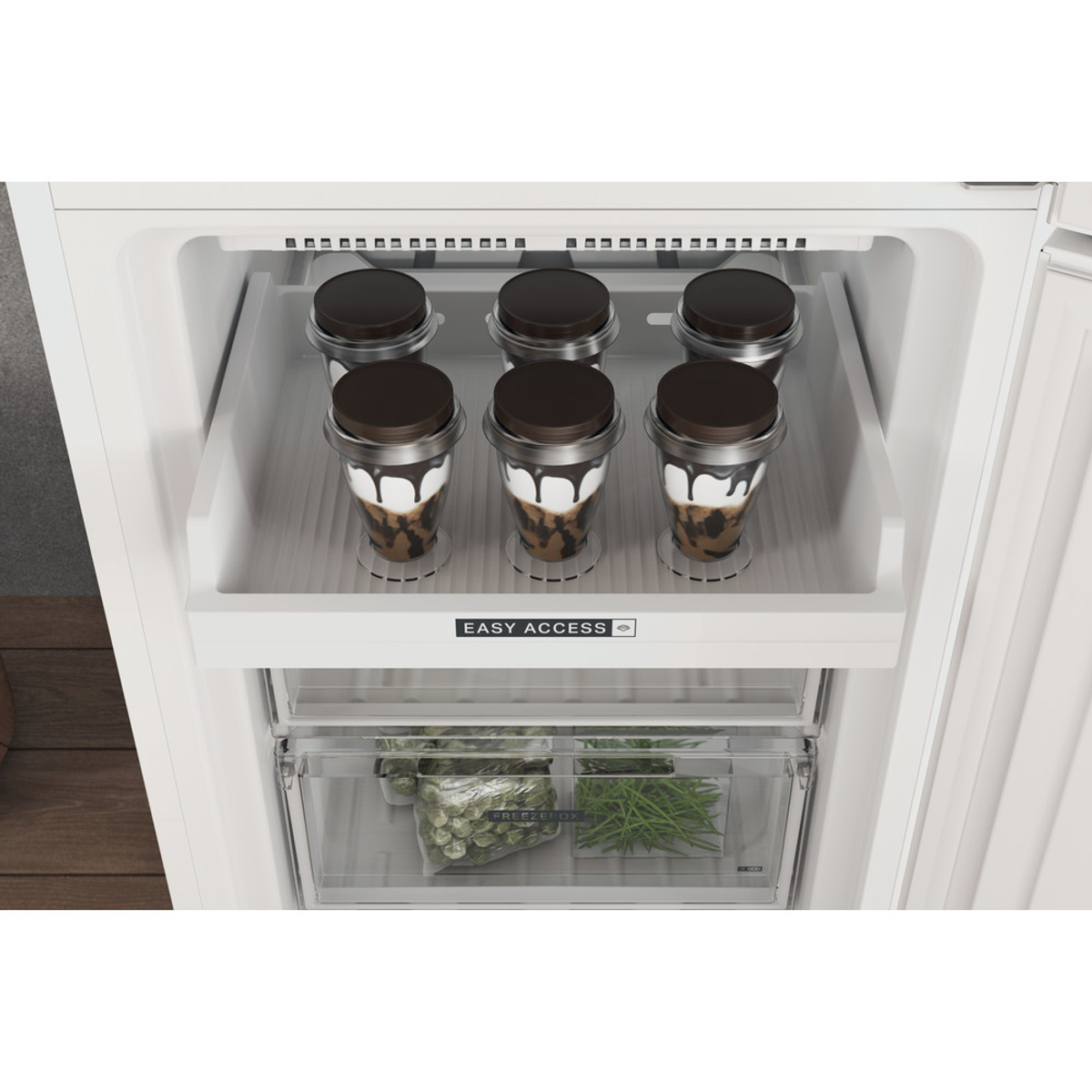 Interior de un refrigerador con estantes y recipientes llenos de alimentos.