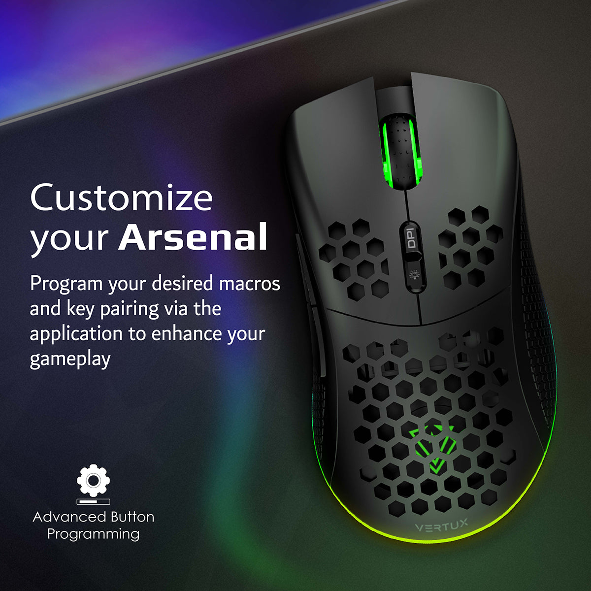 Mouse da gioco nero con accenti verdi. C'è del testo sulla personalizzazione del mouse.