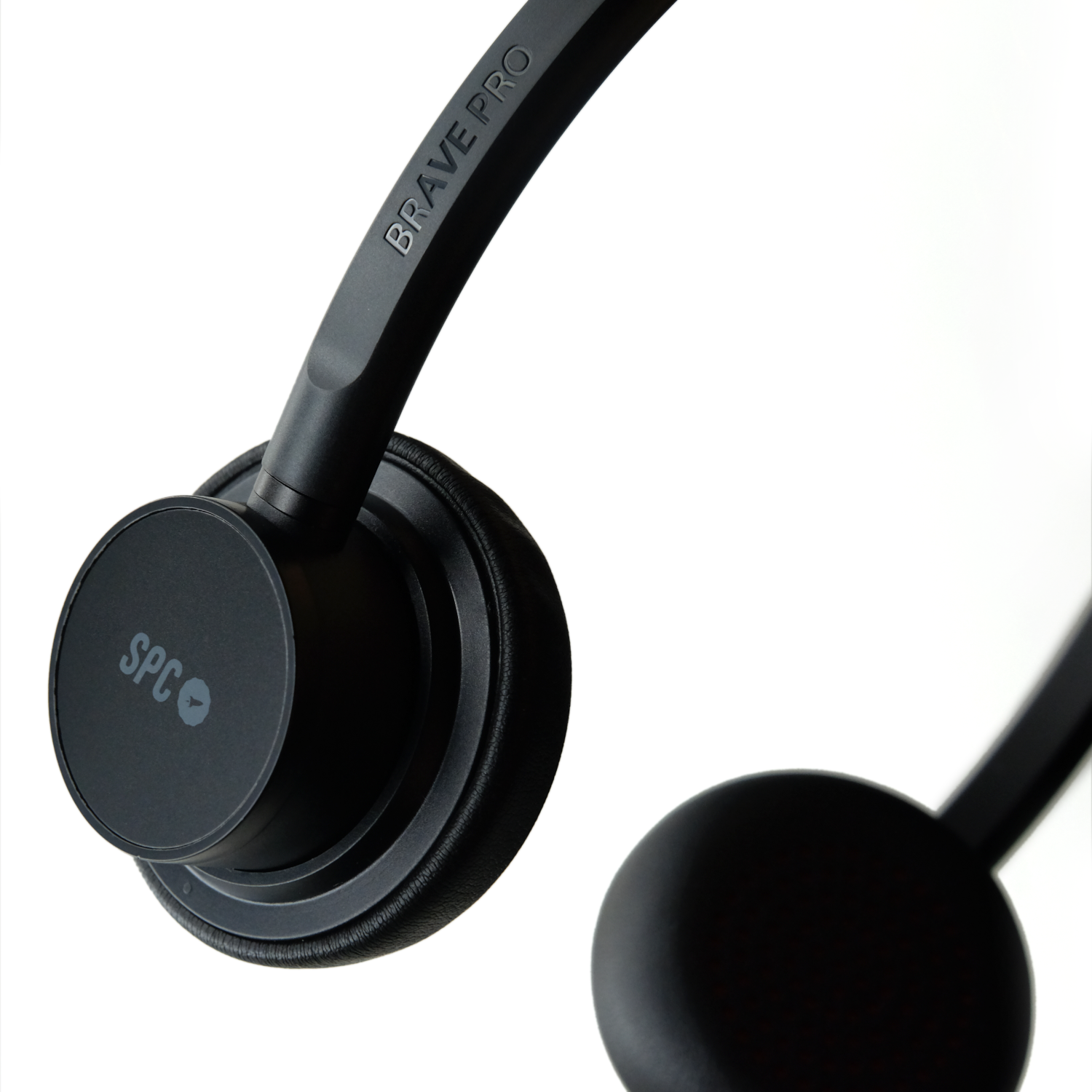 Primer plano de auriculares negros con el nombre de la marca BRAVE PRO y el logotipo SPC.