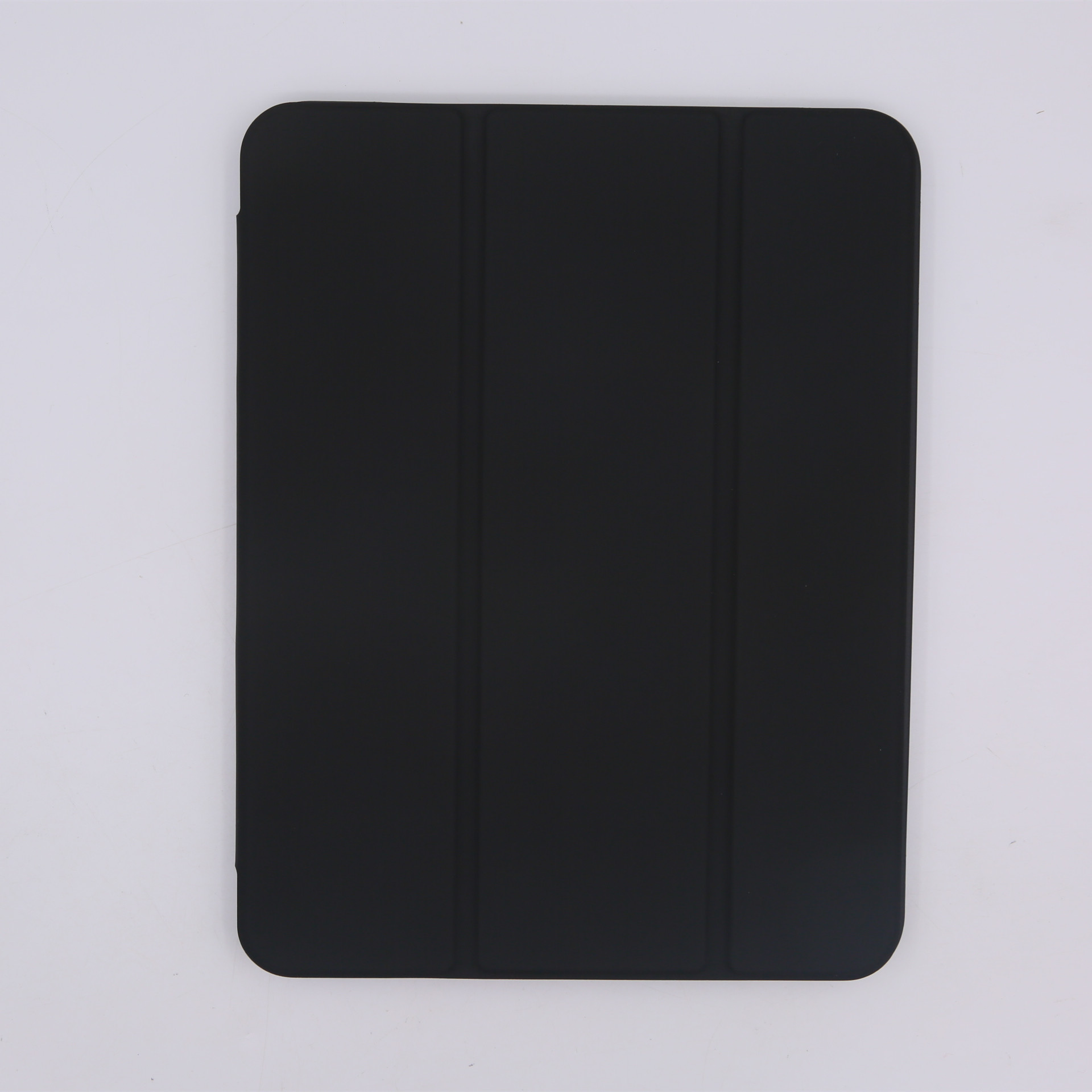 Una custodia per tablet rettangolare nera, chiusa, su sfondo bianco.