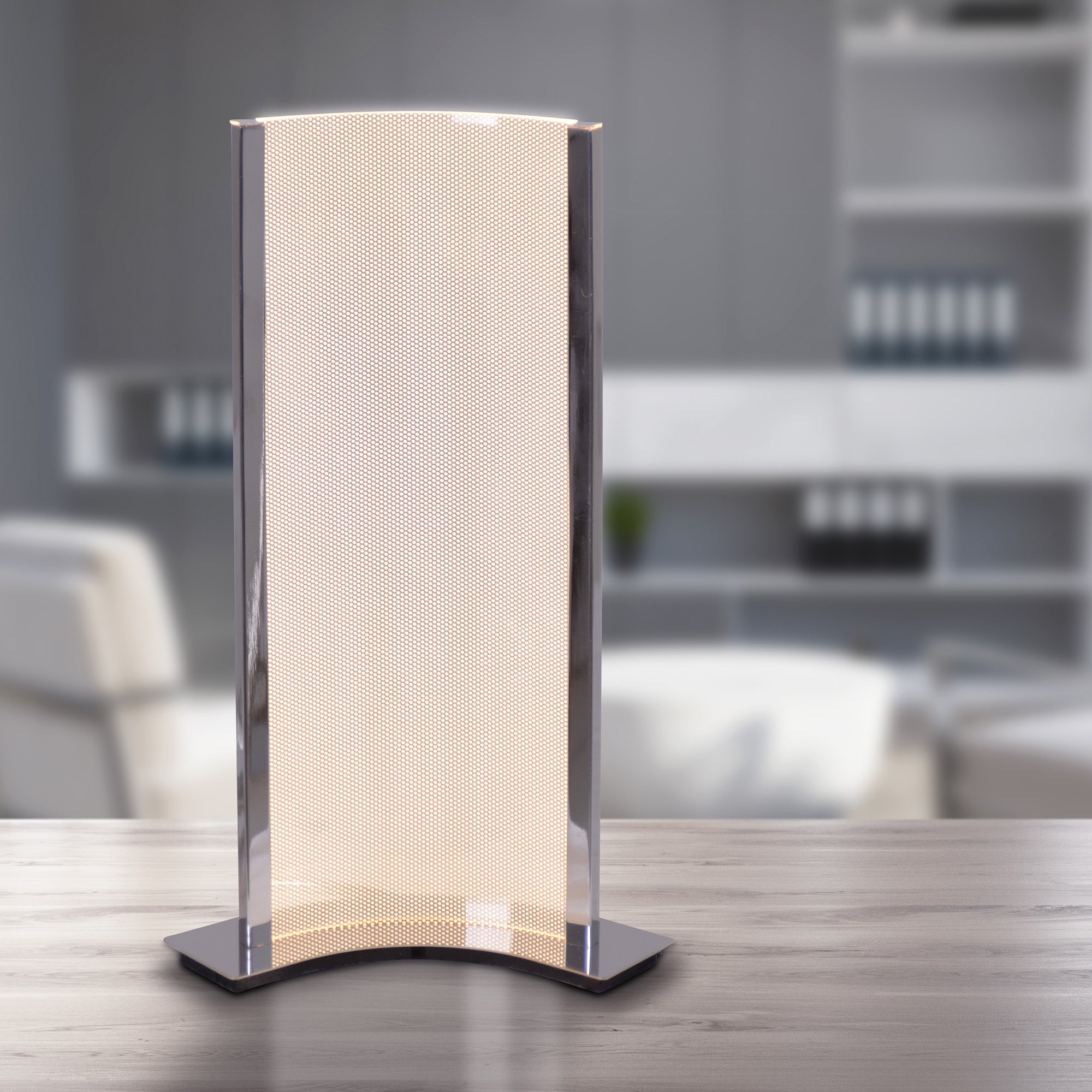 Hohe, beleuchtete, vertikale Lampe auf Holztisch. Verschwommener Hintergrund, Regale im Raum.