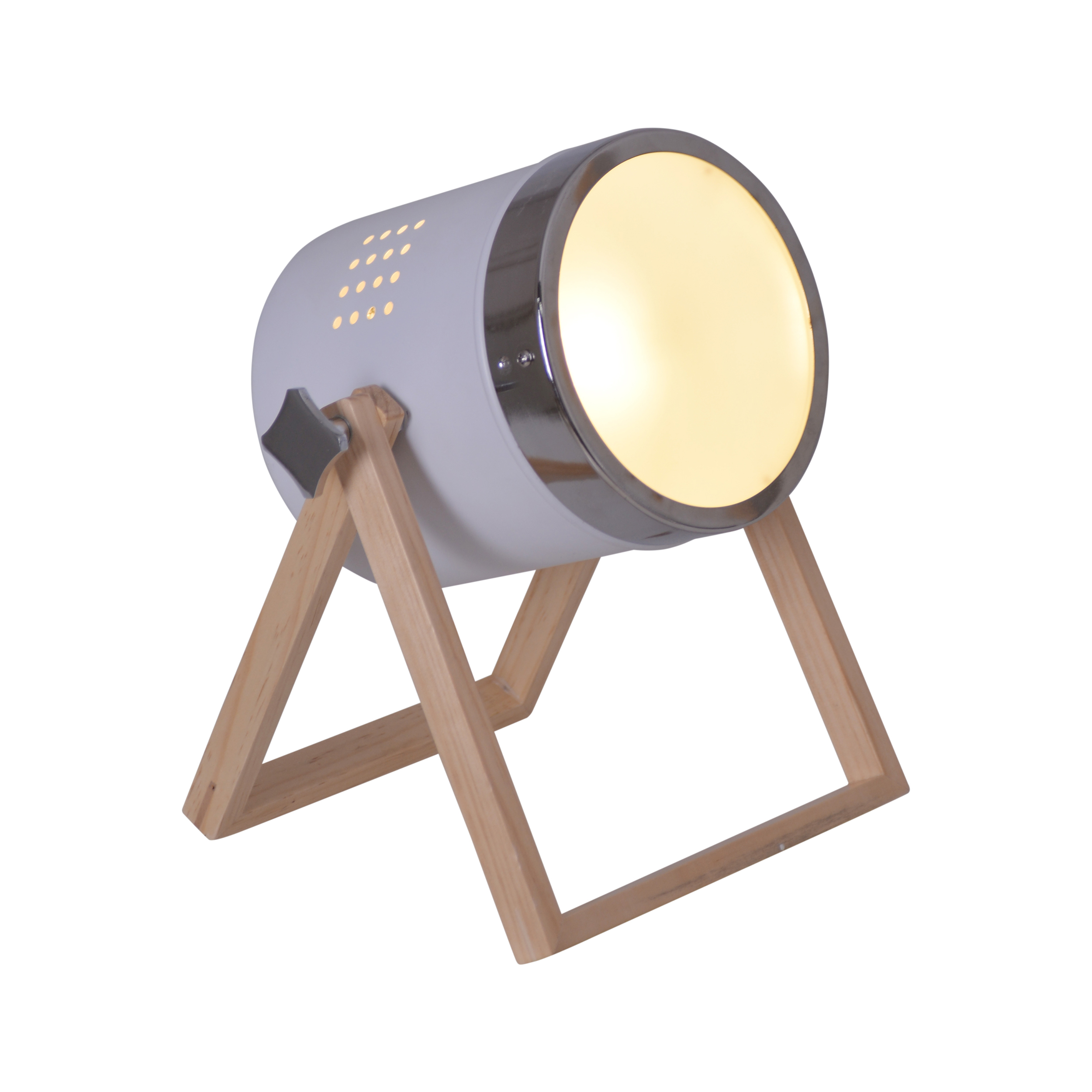 Eine weiß-silberne Schreibtischlampe mit Holzsockel. Das Licht ist an. Weißer Hintergrund.