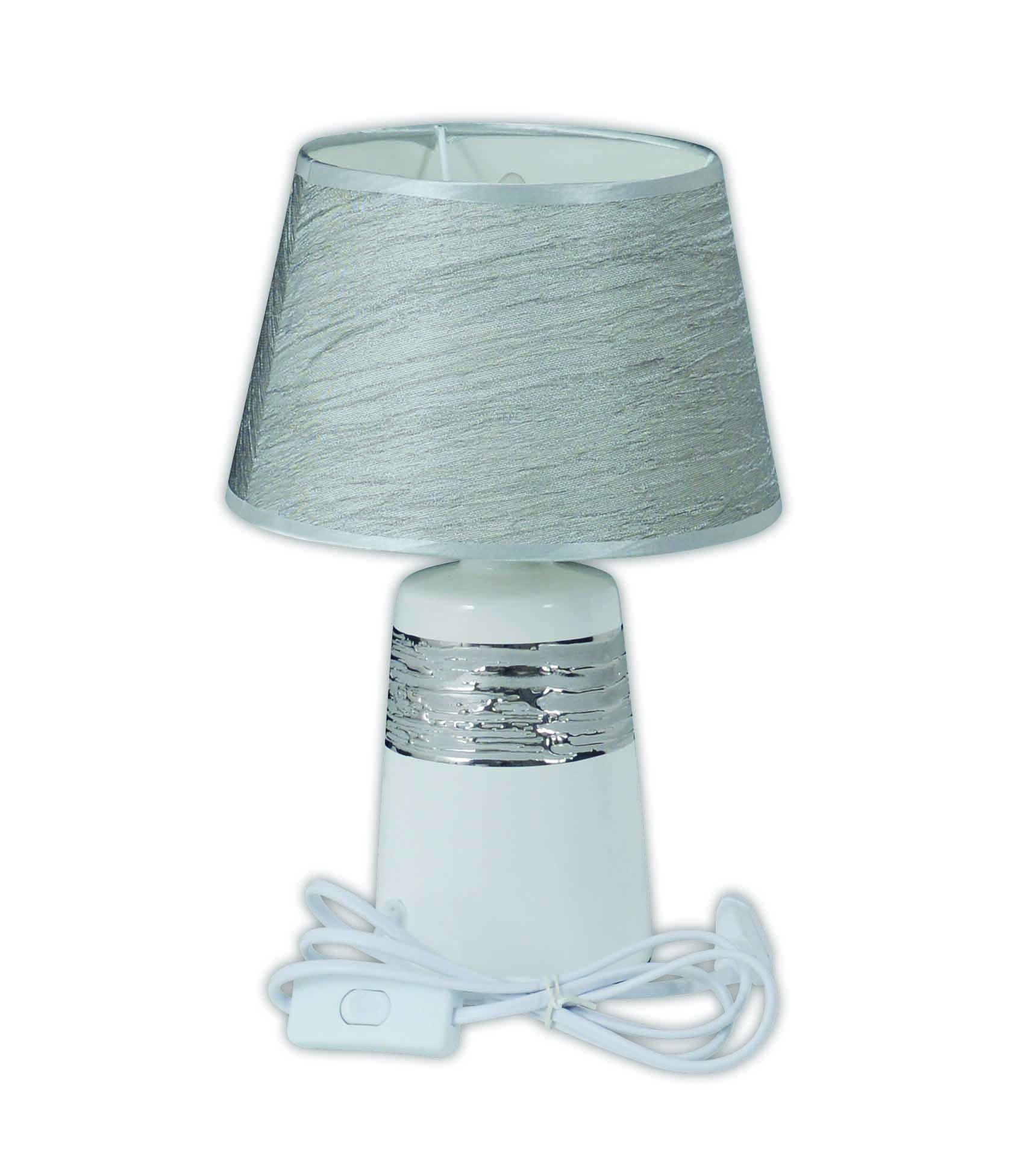 Eine weiß-silberne Tischlampe mit Lampenschirm. Am Fuß befinden sich ein weißes Kabel und ein Schalter.