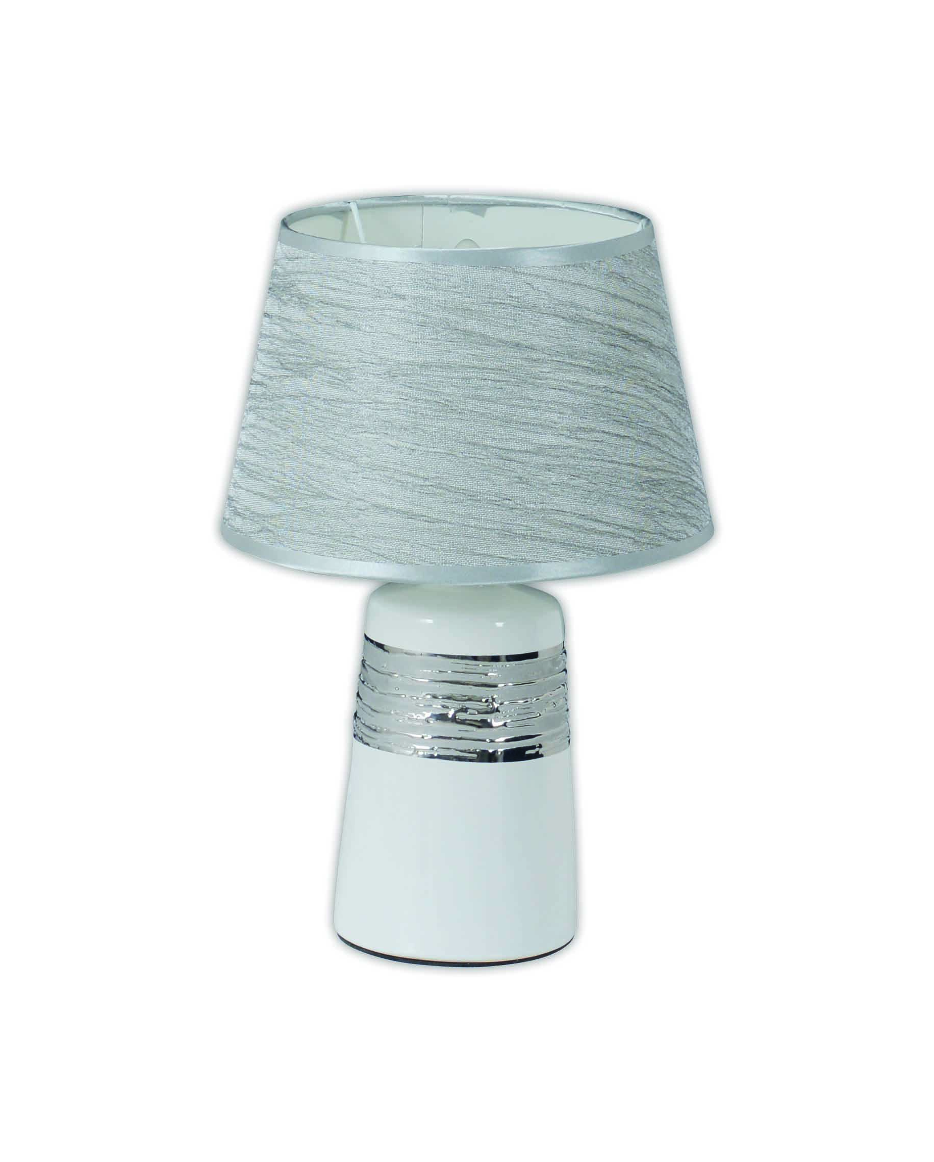 Eine weiße Tischlampe mit silbernem Lampenschirm und silbernen Bändern am Sockel, vor weißem Hintergrund.