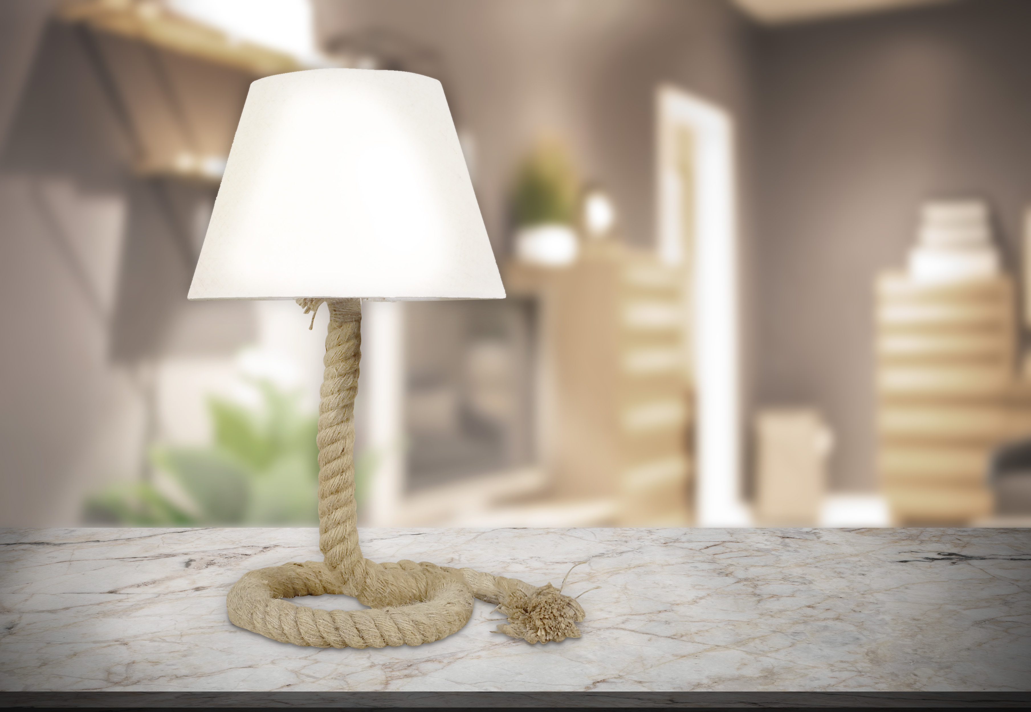 Tischlampe im Seil-Stil mit weißem Schirm auf Marmoroberfläche.