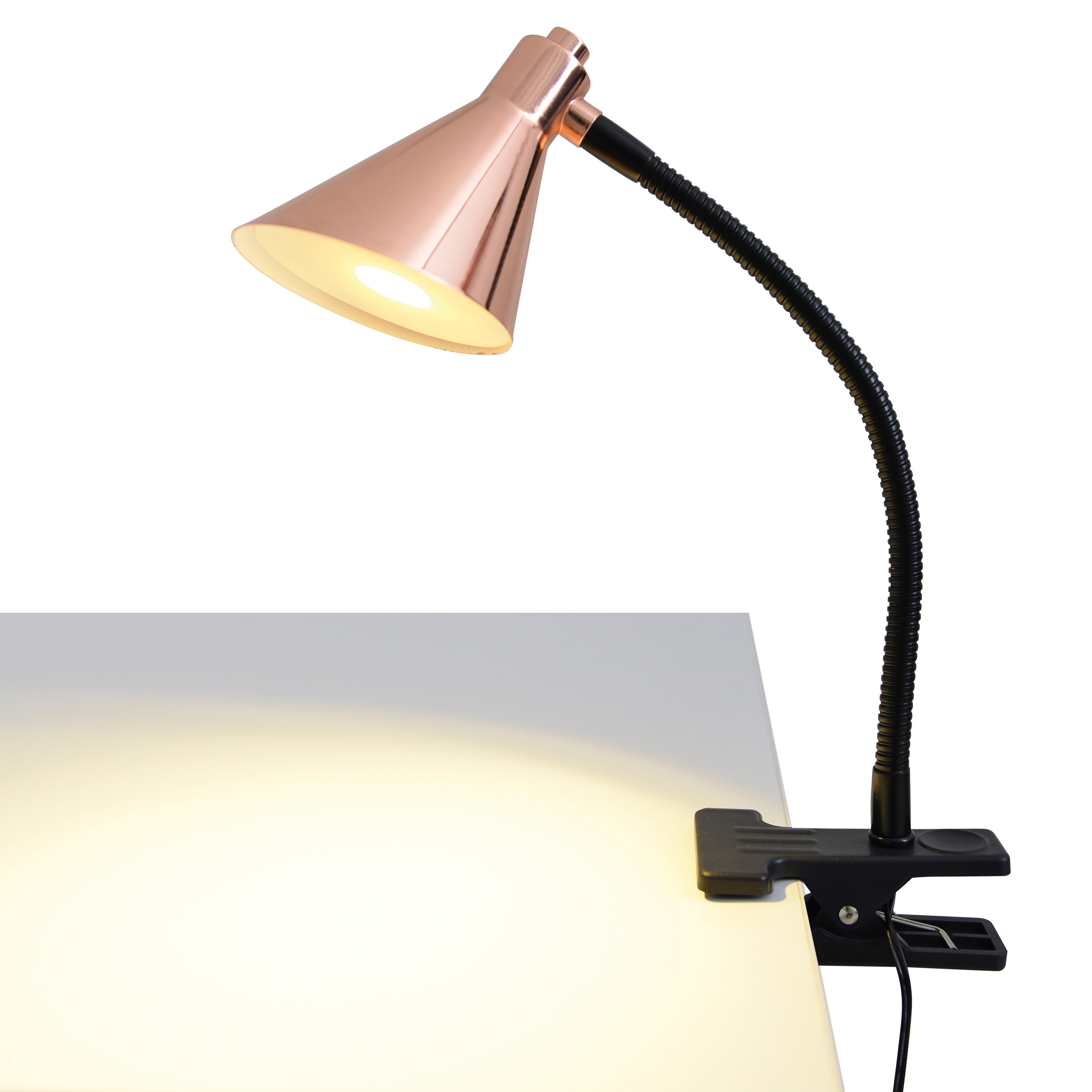 Kupferfarbene Schreibtischlampe mit schwarzem, flexiblem Arm, beleuchtet weiße Oberfläche.