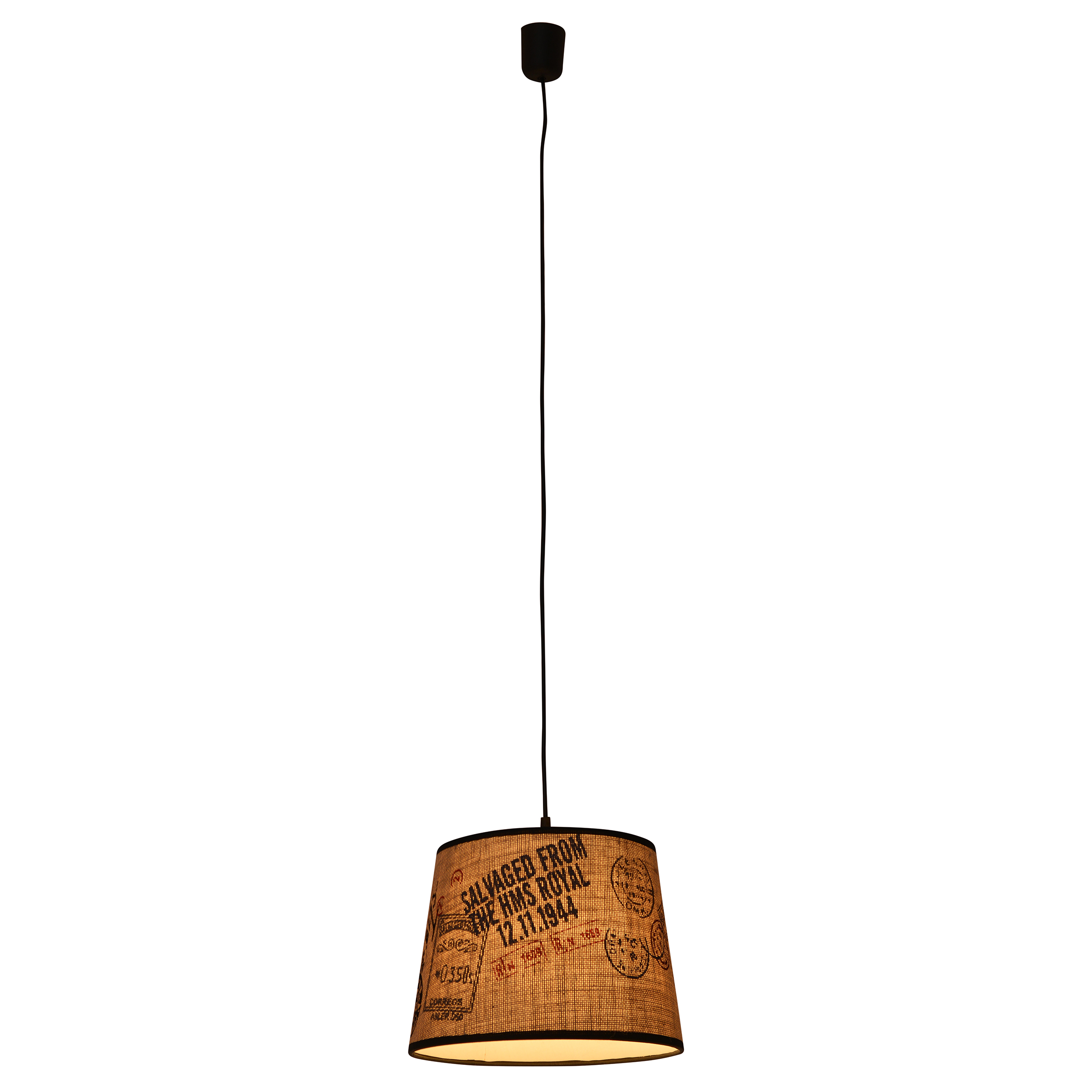 Eine beige Lampe mit bedrucktem Lampenschirm, hängt an einem schwarzen Kabel. Weißer Hintergrund.