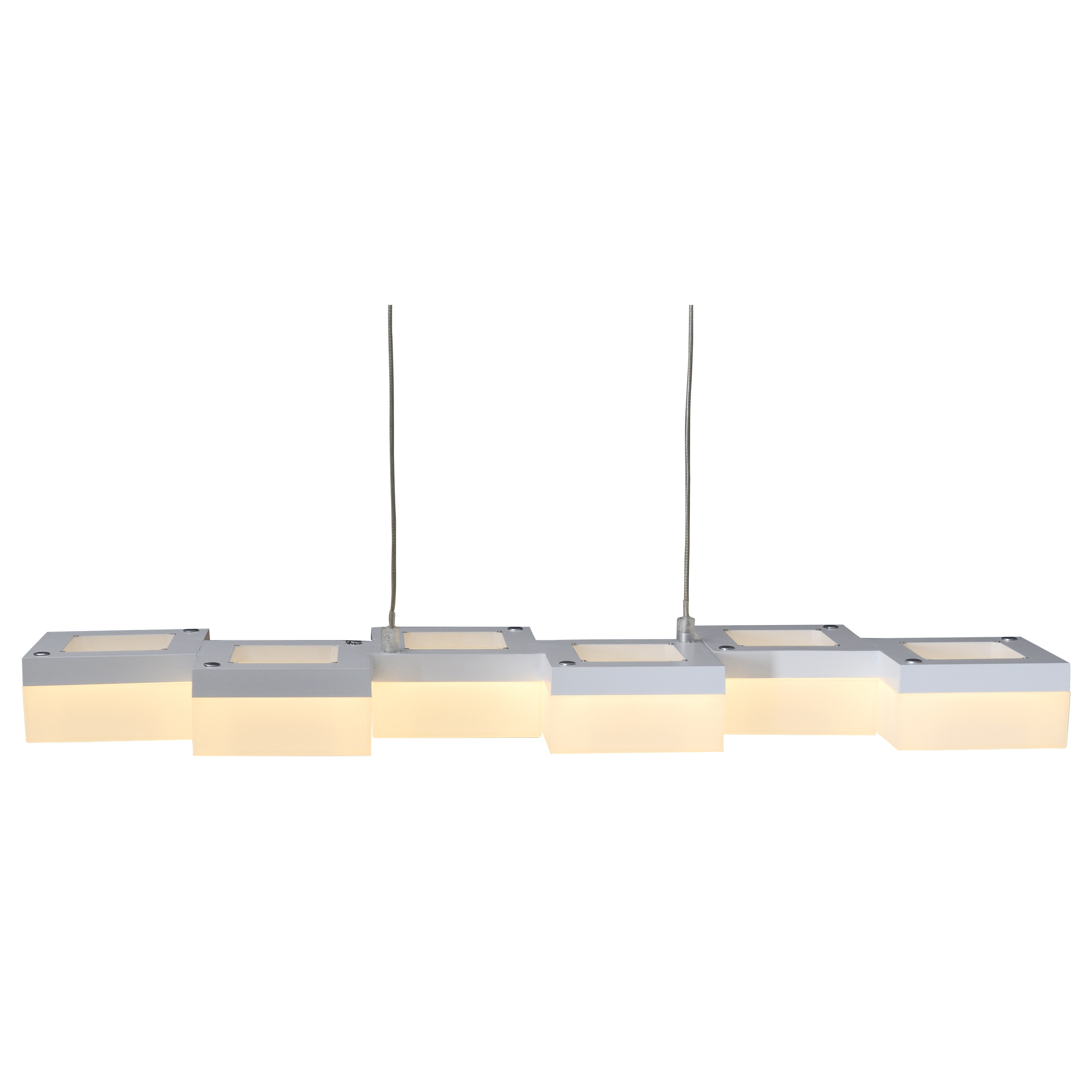 Eine lineare Leuchte mit sechs weißen, rechteckigen Lichtpaneelen, die von oben abgehängt sind.