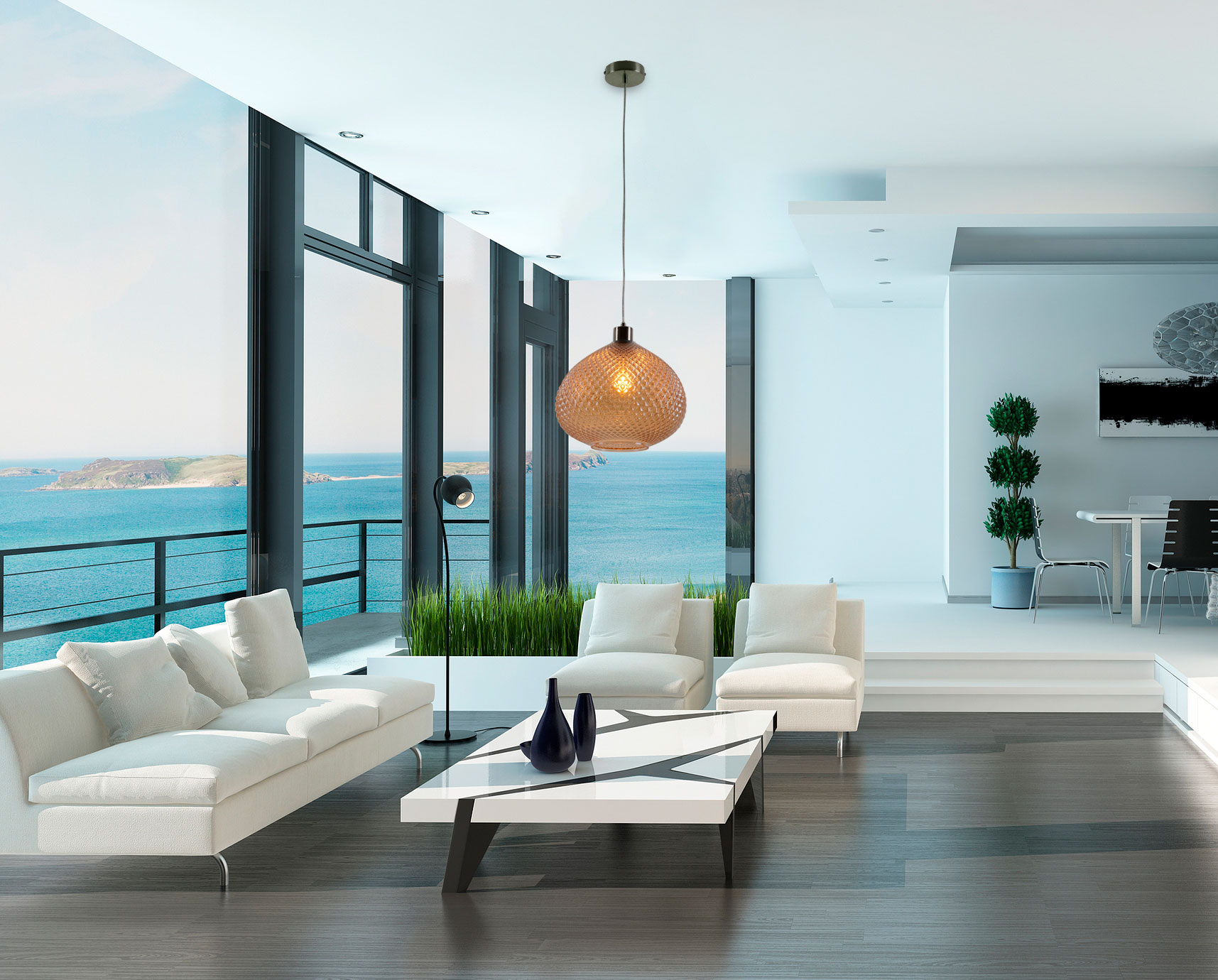 Ein Wohnzimmer mit einem großen Fenster mit Blick auf das Meer. Es gibt weiße Sofas und eine Hängelampe.