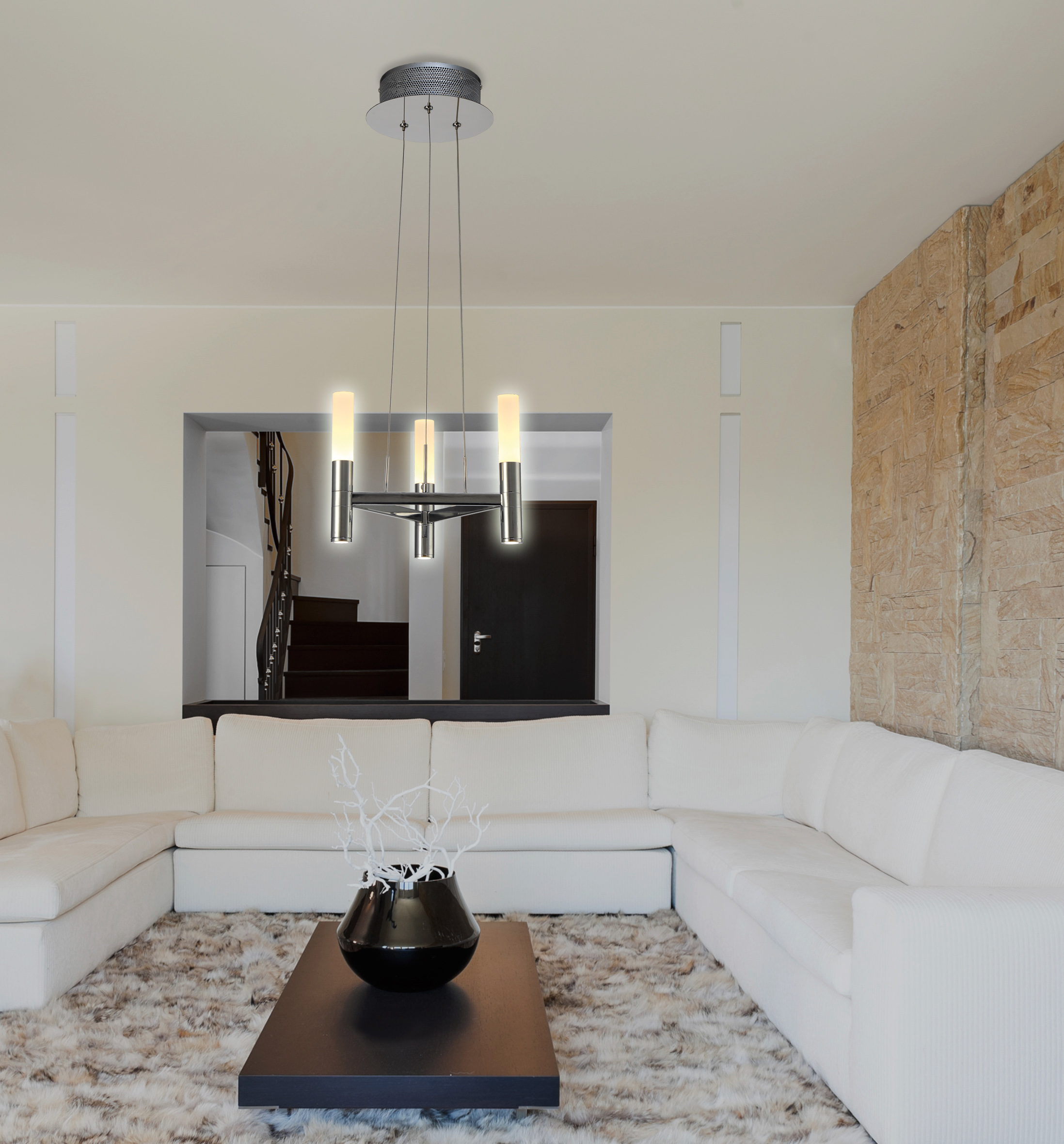Modernes Wohnzimmer mit weißen Sofas, schwarzem Tisch und Kronleuchter.