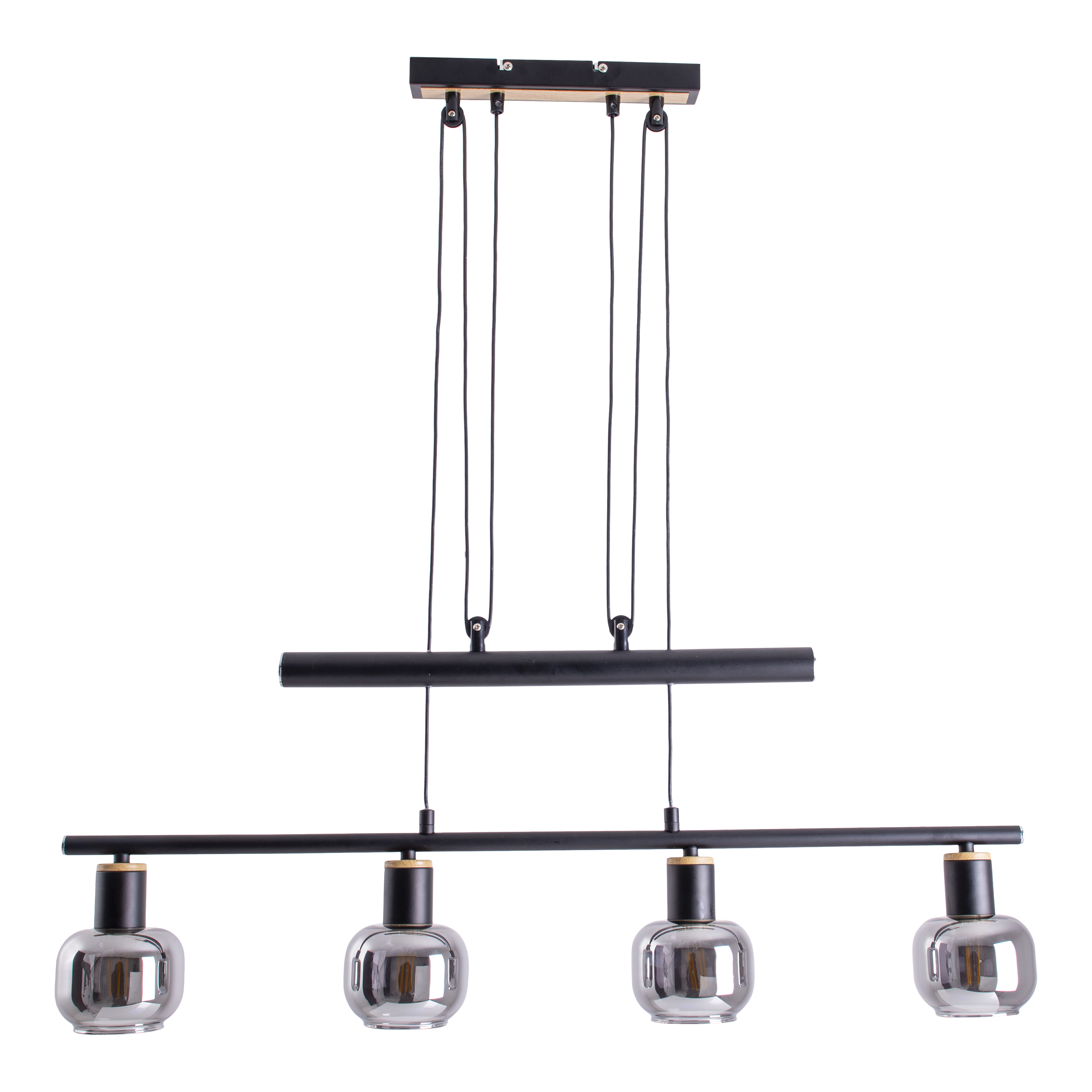 Lampada a sospensione nera con quattro lampade in vetro. Appesa a una trave di legno.