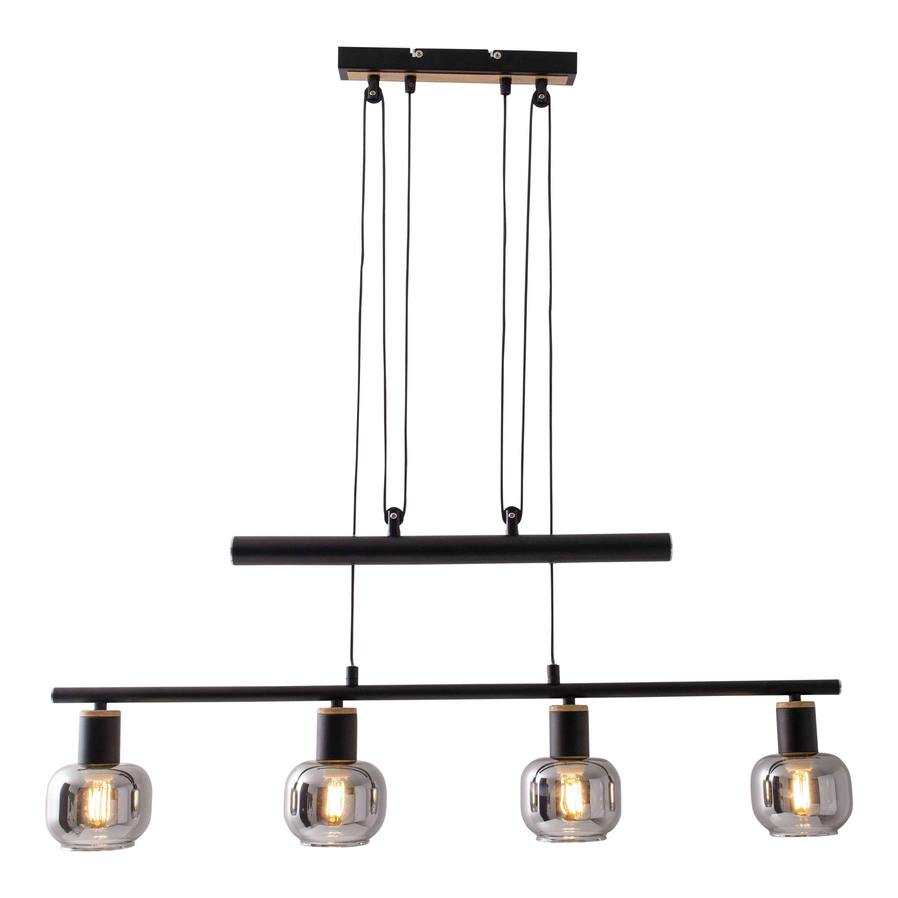 Lampadario nero, moderno con quattro lampadine in vetro sospese dal soffitto.