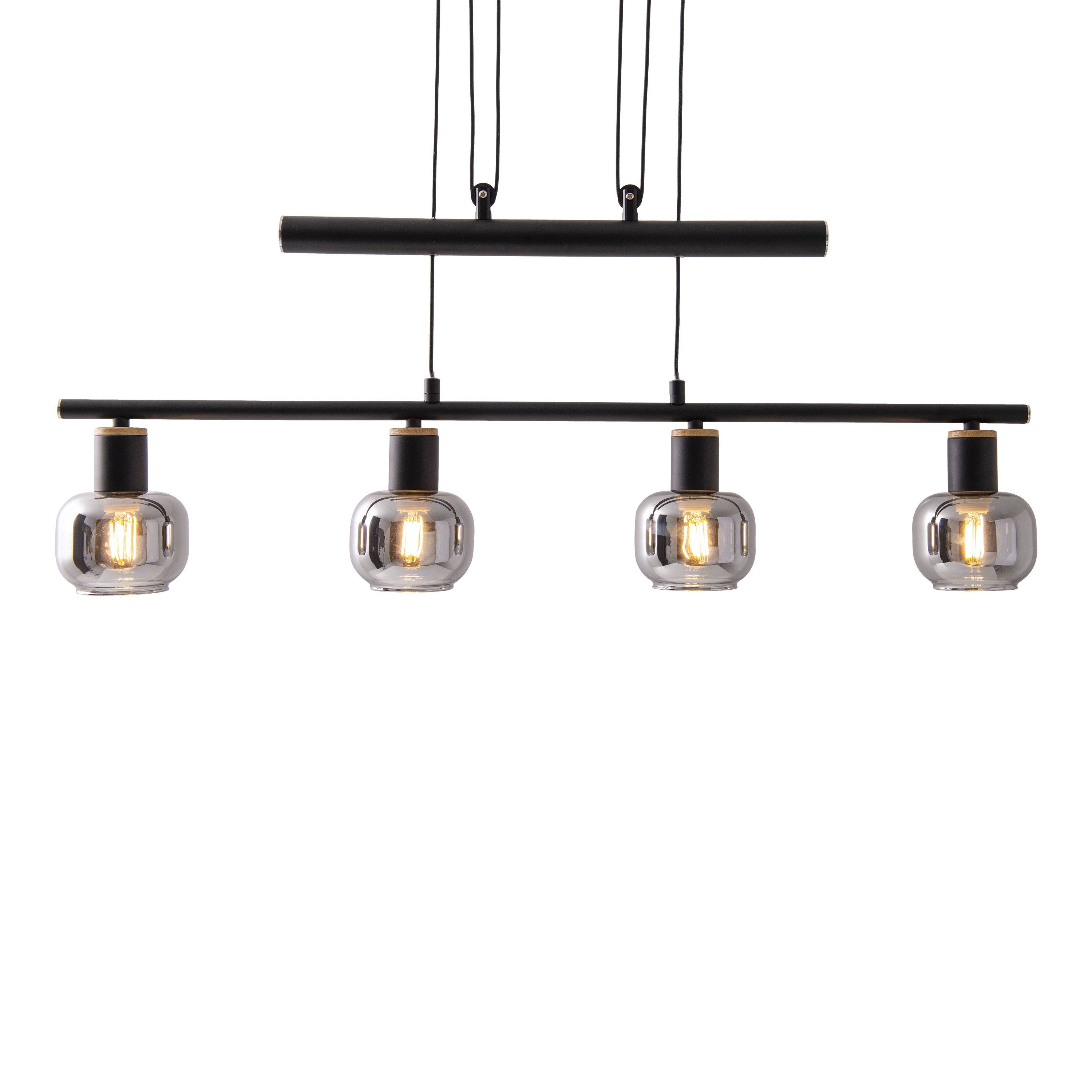 Lampada a sospensione a quattro lampadine con struttura nera. Ogni lampadina è racchiusa in vetro trasparente e arrotondato.