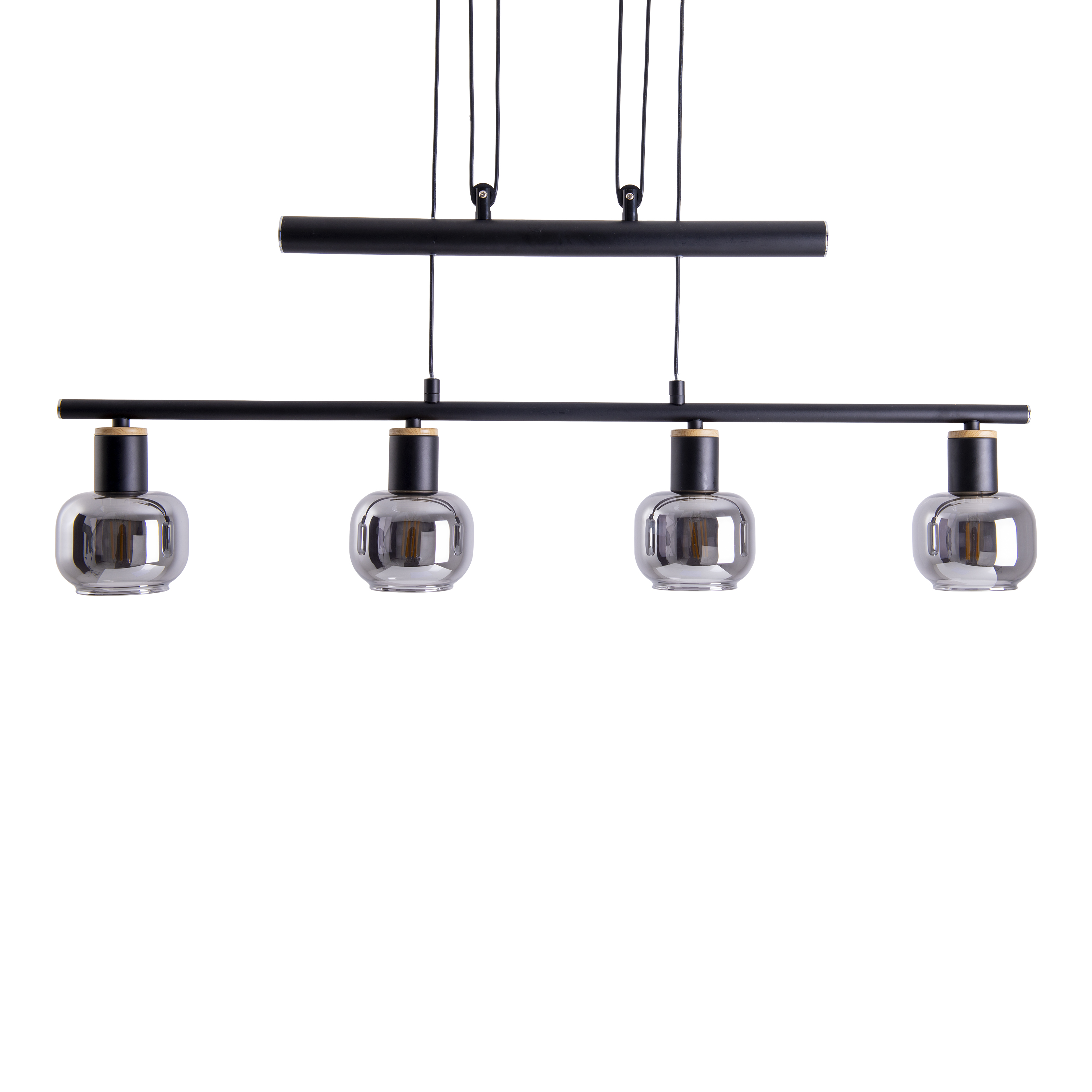 Lampada in metallo nero con quattro luci a bulbo di vetro, sospesa al soffitto.