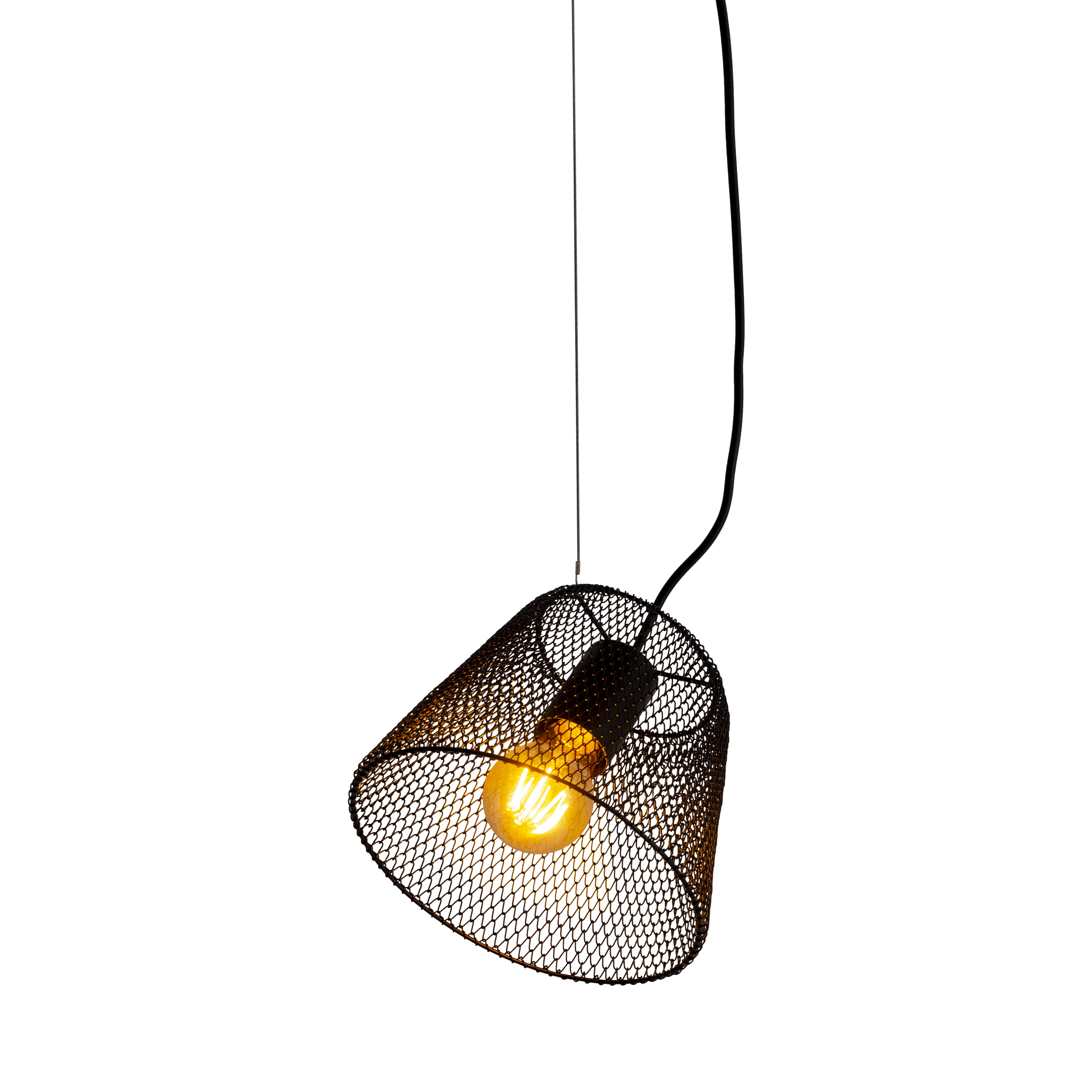 Schwarzer Lampenschirm aus Metallgeflecht mit Glühbirne. Hängt an einem Draht.