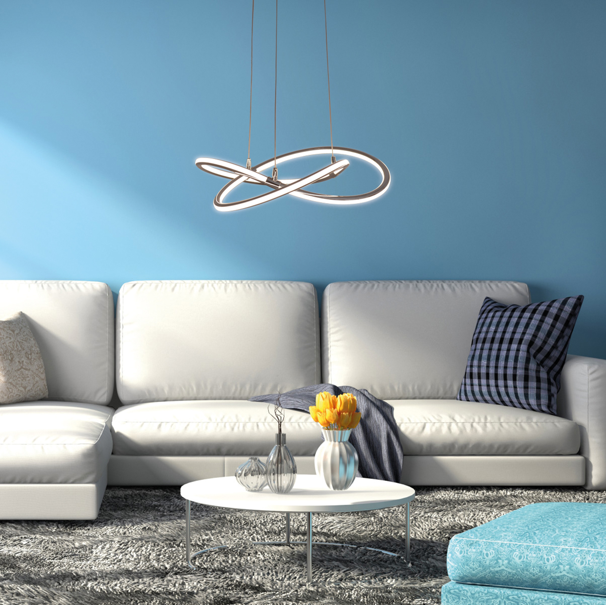 Weißes Sofa, Blumen und ein Couchtisch in einem blauen Raum. Modernes Interieur.
