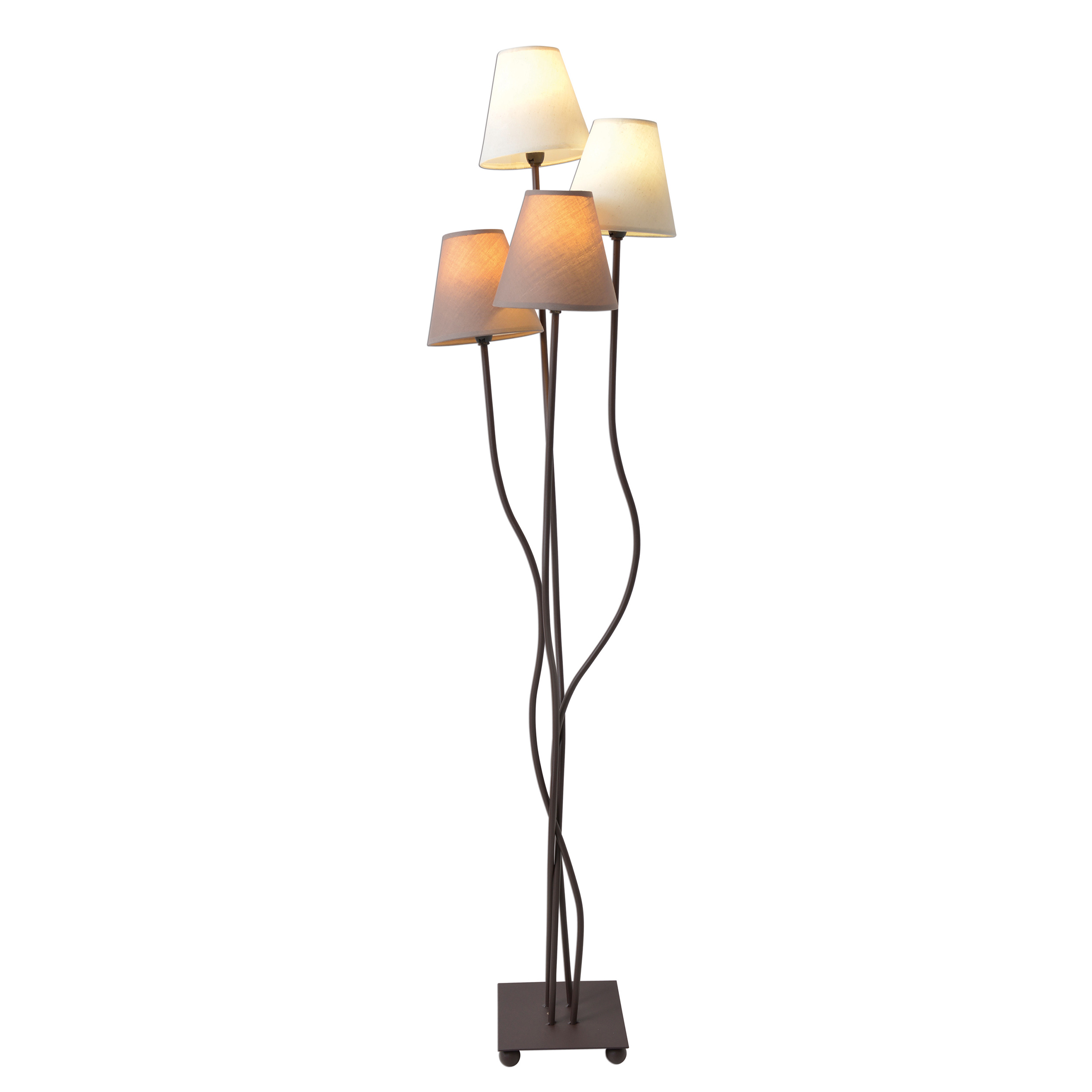 Eine Stehlampe mit vier Lampenschirmen und einem quadratischen Sockel auf weißem Hintergrund.