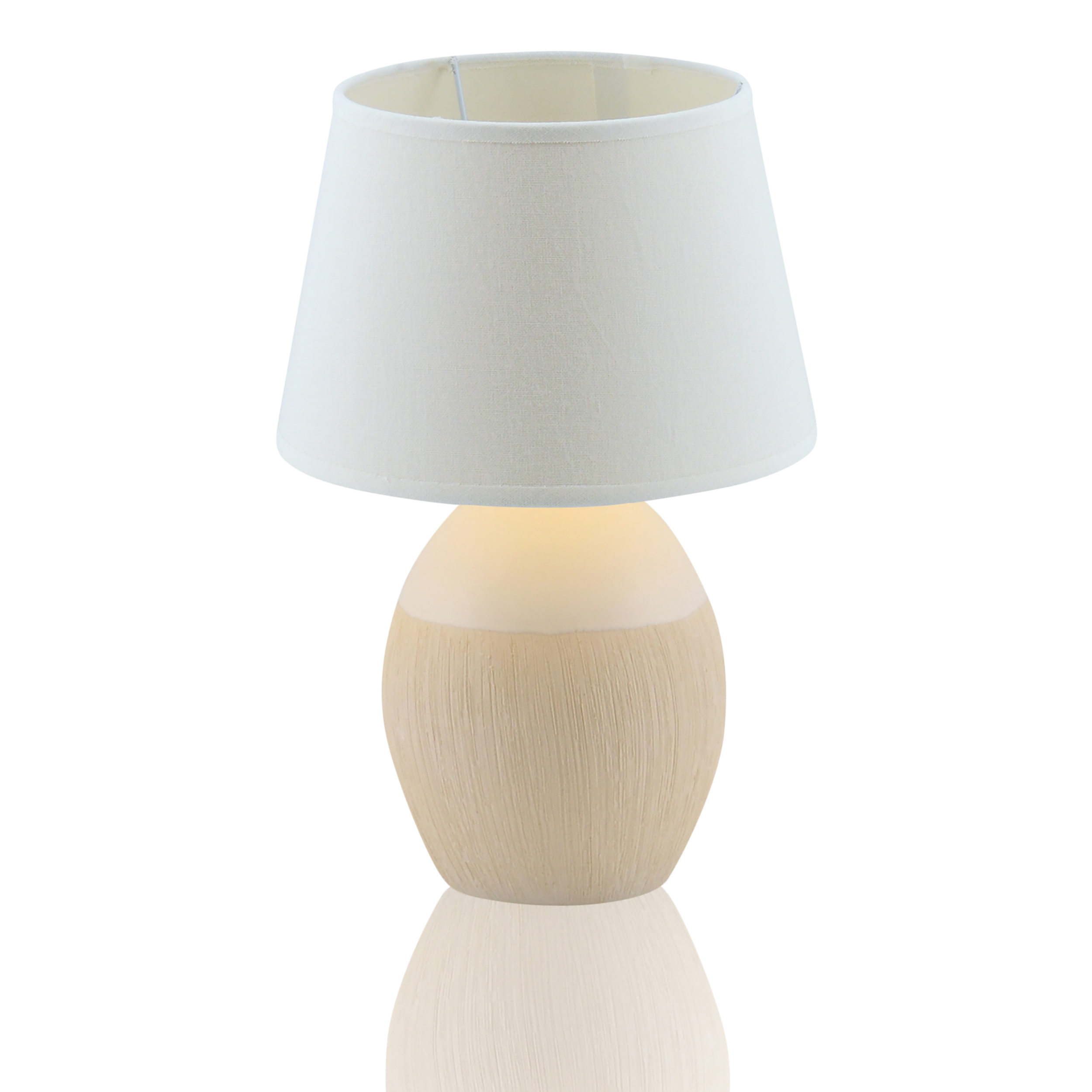 Eine Tischlampe mit weißem Lampenschirm und beigem Sockel, auf weißem Grund.