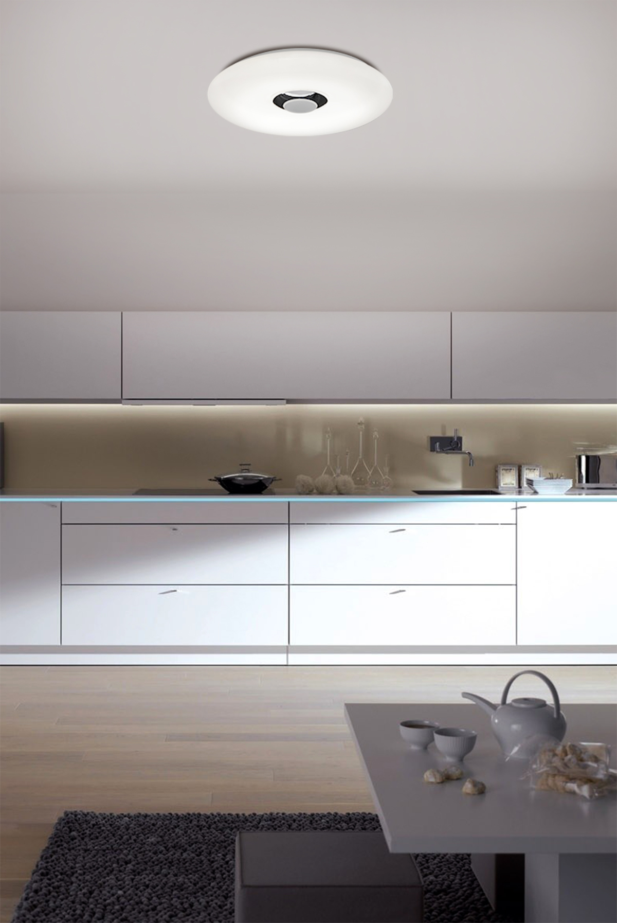 Eine moderne Küche mit weißen Schränken, Holzboden und Deckenleuchte.