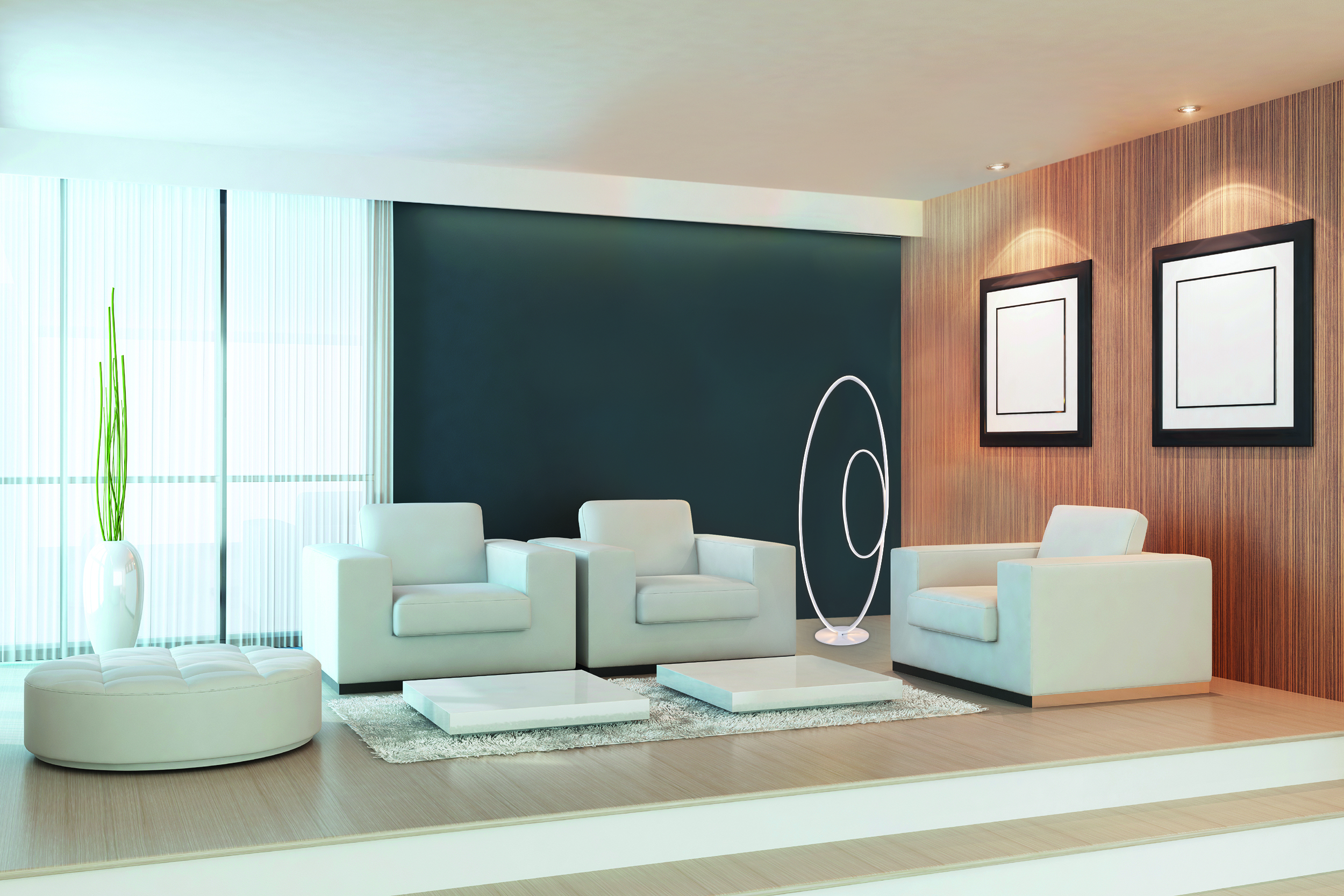 Modernes Wohnzimmer mit weißen Möbeln, Teppich und Stehlampe.