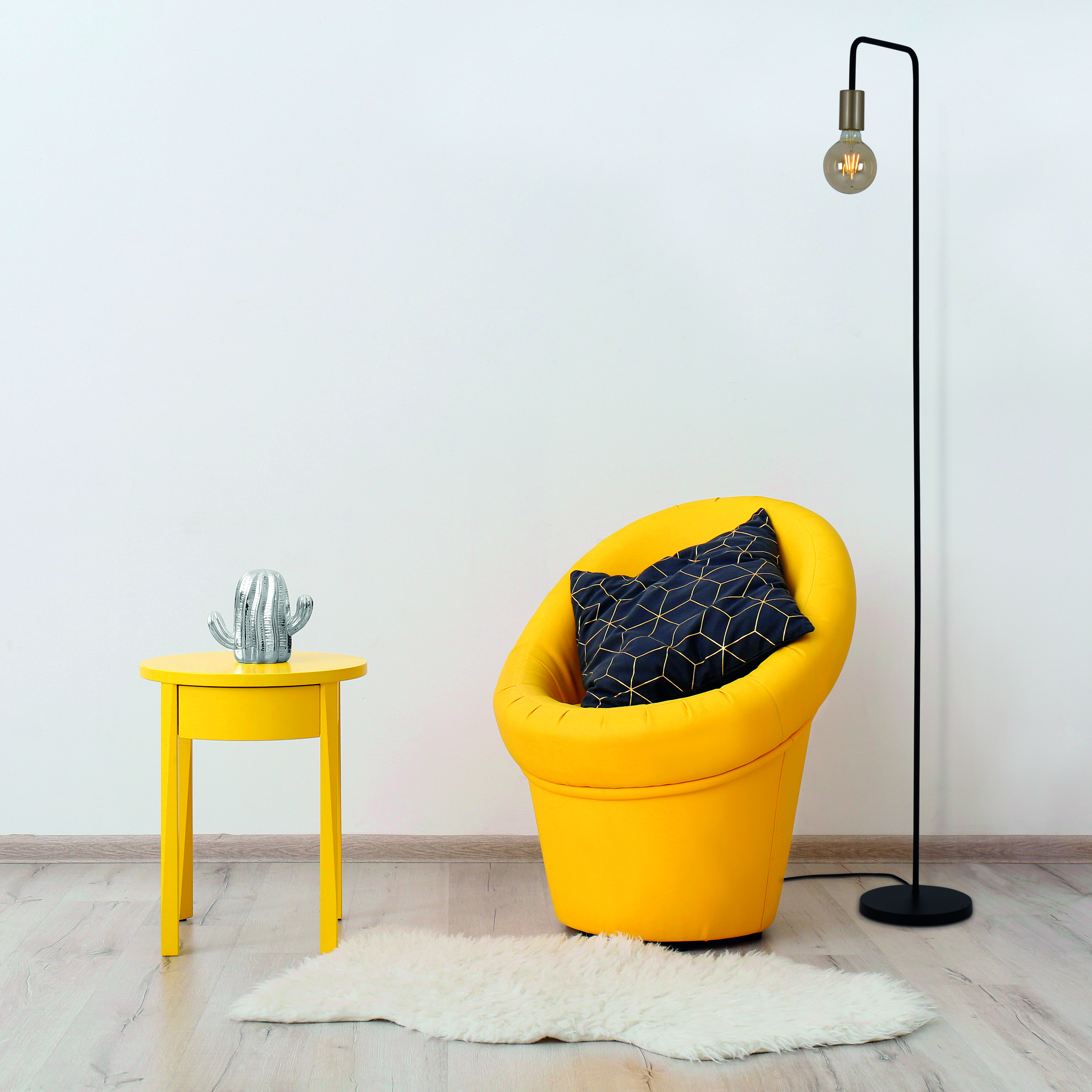 Modernes Wohnzimmer mit gelbem Stuhl, kleinem Tisch und Stehlampe. Weißer Wandhintergrund.