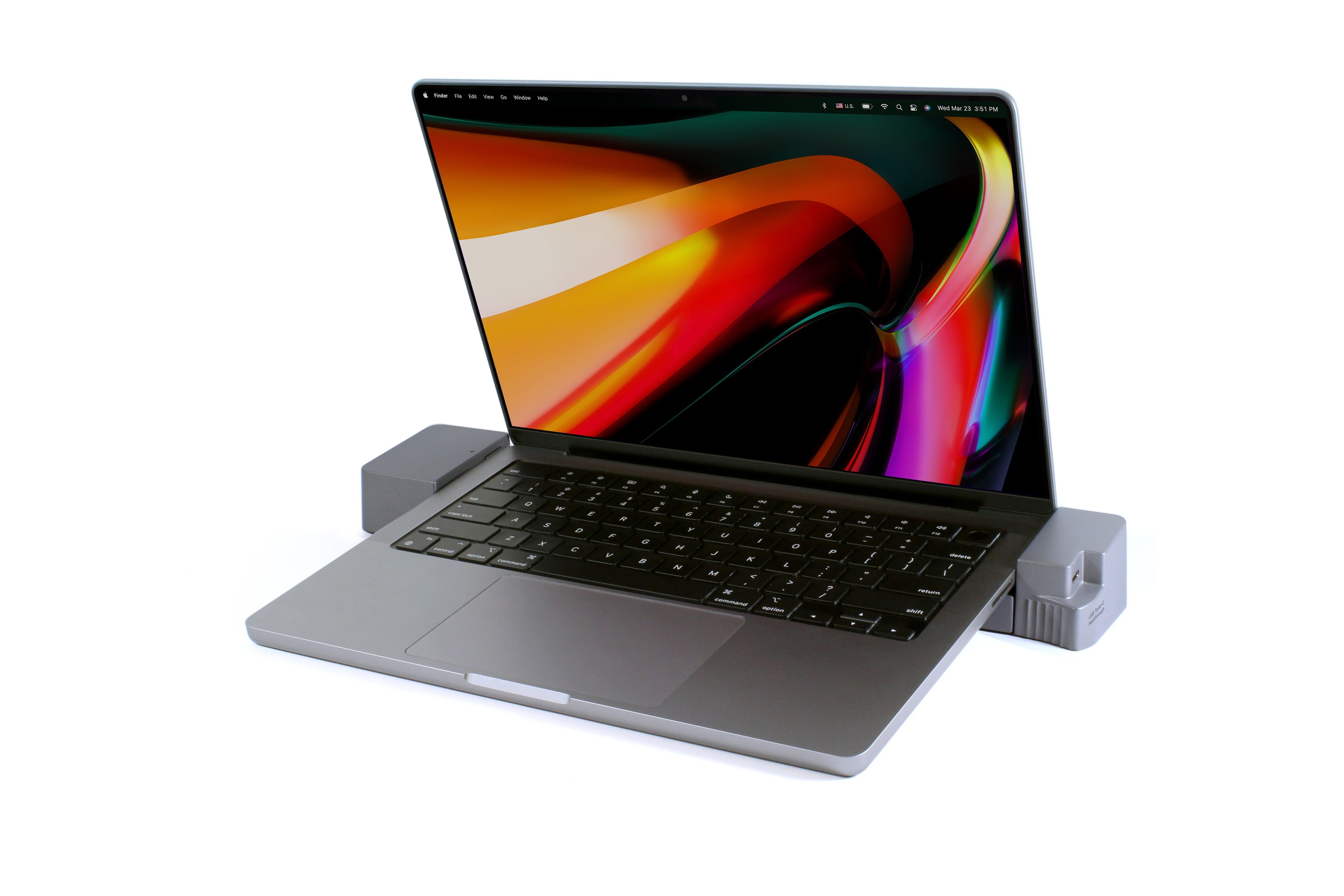 Laptop auf einem Ständer, Bildschirm zeigt ein farbenfrohes Bild. Der Laptop ist geöffnet und angewinkelt.