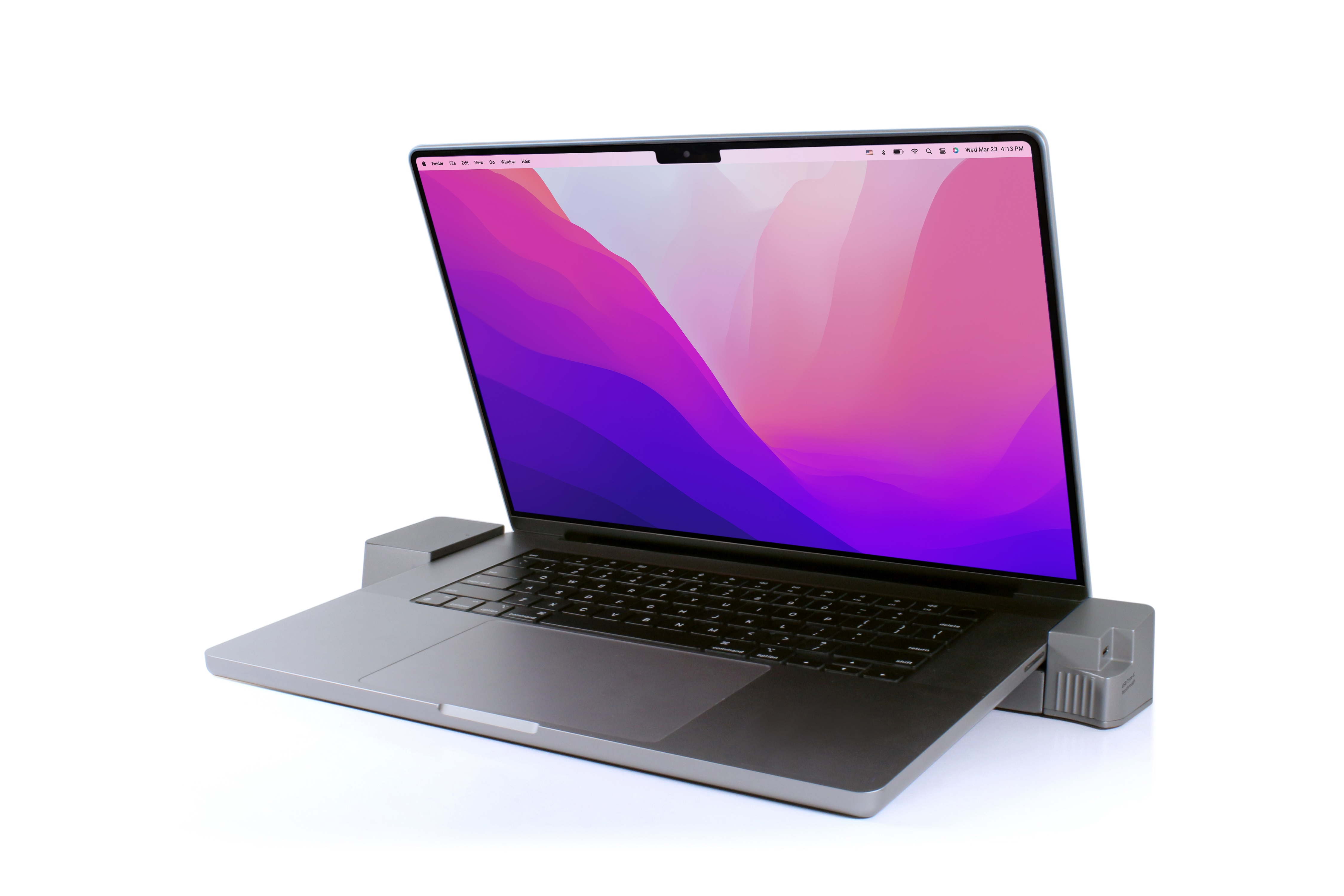 Ein Laptop auf einem Ständer mit farbenfroher Anzeige auf weißem Grund.
