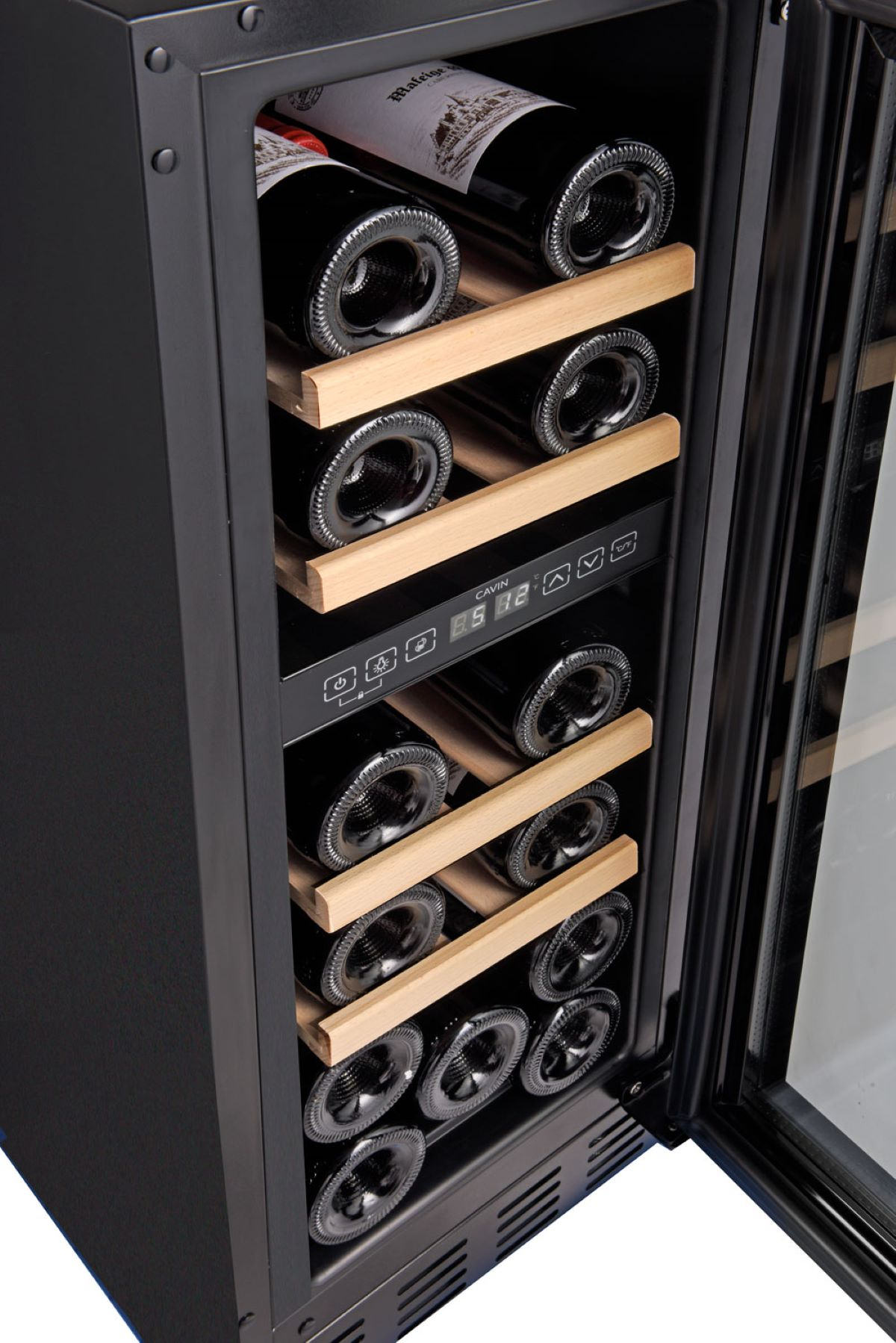 Weinkühlschrank mit sichtbaren Flaschen. Schwarzes Äußeres, Holzregale und Digitalanzeige.