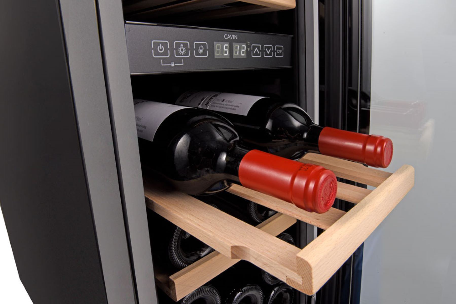 Ein Weinkühler mit zwei Flaschen Rotwein auf einem verschiebbaren Holzregal.